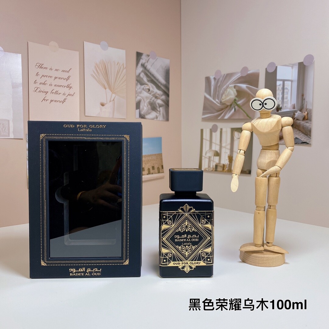 拉塔法香氛黑色荣耀乌木100mlBade'e Al Oud Oud for Gloryl香调:木质东方调前调：藏红花肉豆蔻薰衣草中调:沉香(乌木)广藿香后调：沉香(乌木)广藿香麝香属性:中性香标签：温暖辛辣沉香清新辛辣广藿香