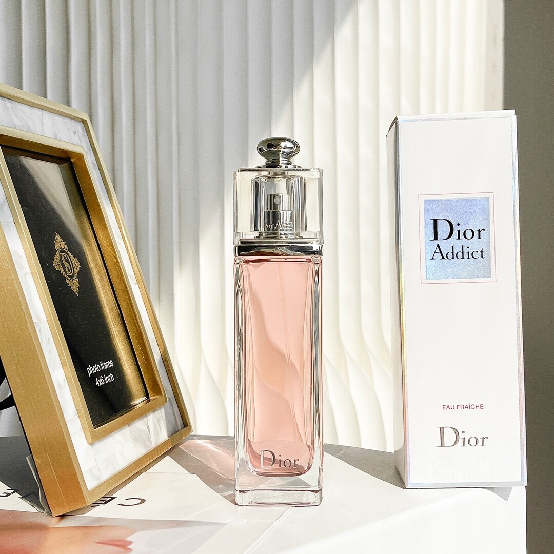 迪奥粉魅惑香水100mlDior Addict迪奥粉色魅惑香水/100ml，果香花香调前调：柑橘、葡萄柚中调：玫瑰、覆盆子基调：麝香、雪松 专为性感少女而设果味极浓