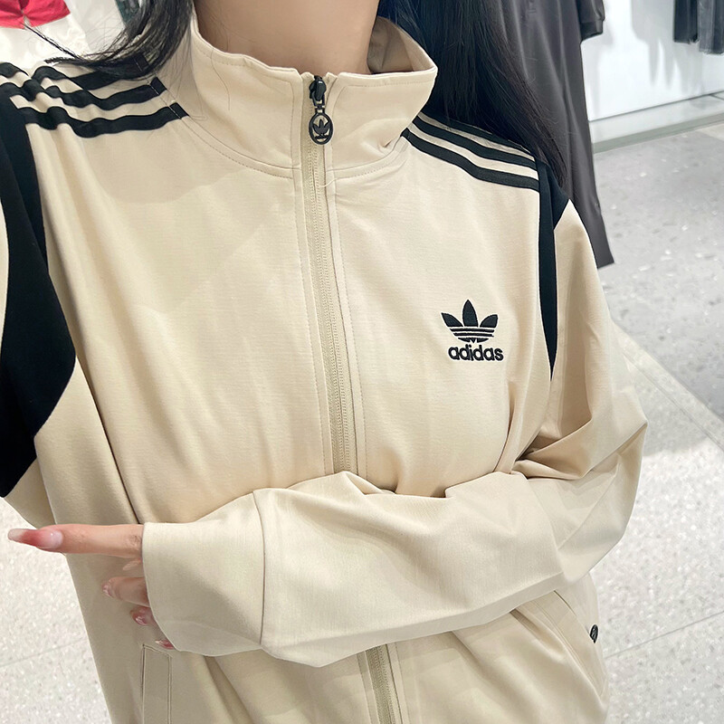 三叶草秋季新款专柜情侣运动外套夹克 单衣纯棉外套【款号】:  AD-611卫薄【尺码】:  M-4XL 【颜色】:  黑色，卡其色【面料】:  天丝罗马，绣标