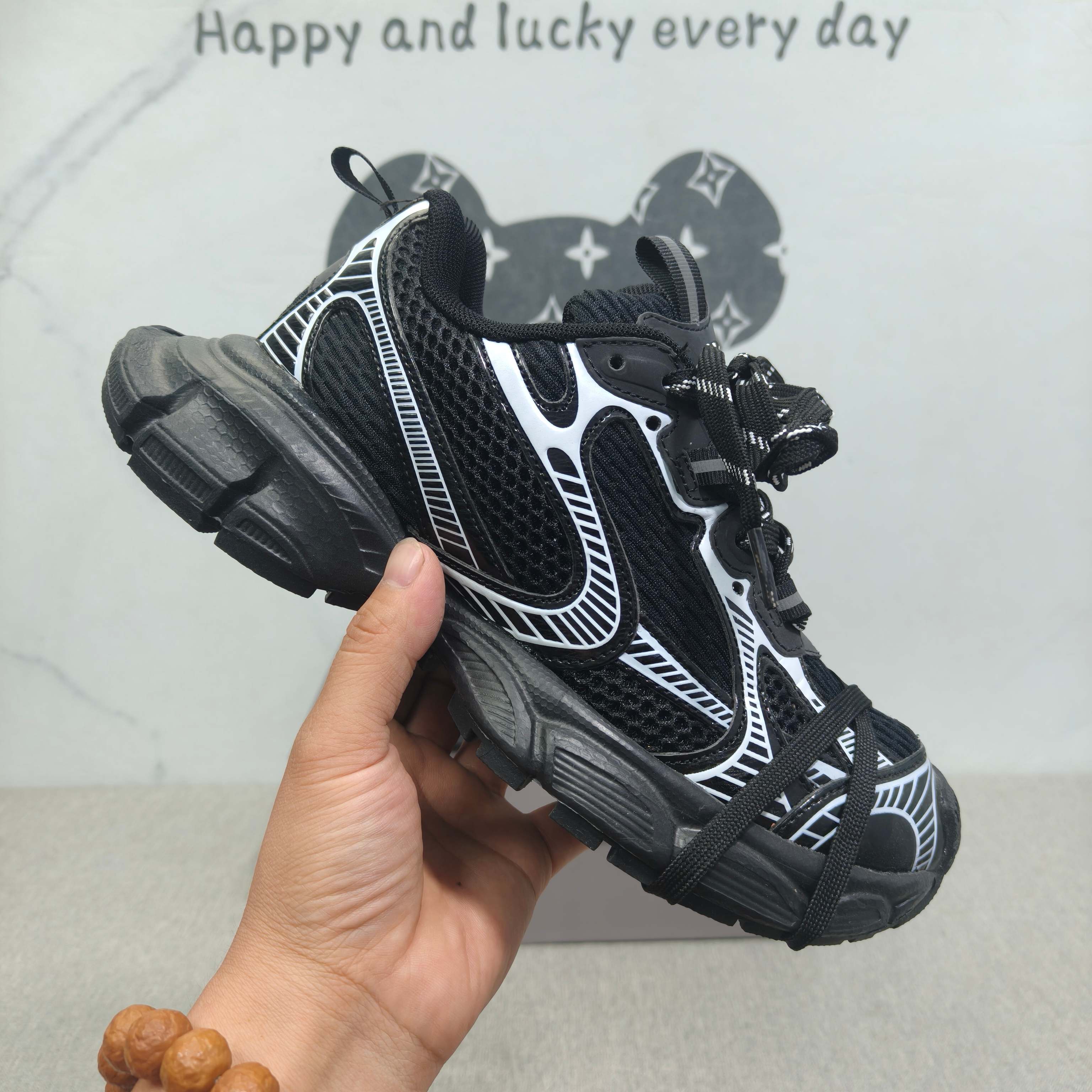巴黎世家 3XL 黑白色/脏脏鞋 36-44码 男女款现货巴黎世家  时尚厚底增高运动潮鞋 ，舒适防滑底和百搭性霸屏整个时尚娱乐圈，细节调整完美主义！纯原版本独家开模大底尽显贵族气质. 做旧款脏脏鞋！