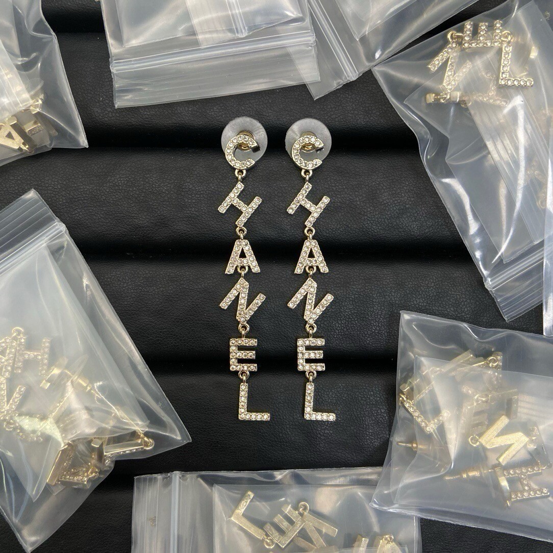  香奶奶字母流苏耳钉到货