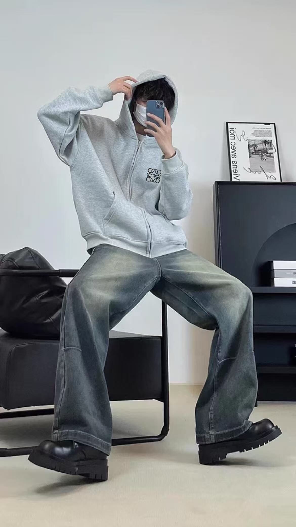 loewe罗意威百搭落肩宽卫衣连帽华棉开衫外套】春秋百搭必备时尚单品 ，不起球不掉色，灰色干净有气质 不挑人穿 关键是随便搭配都好看！秋天在里面搭一件白色T恤打底衫 简约又休闲整件用的重磅棉 拿在手里很有分量感 上身满满的高级感颜色：黑色 灰色