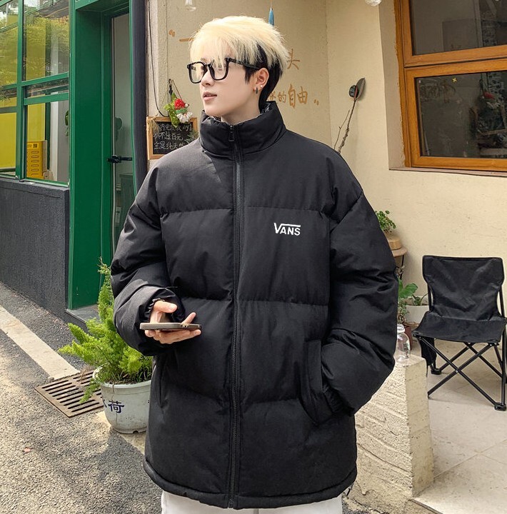 万斯/Vans棉服，退货率0即转即卖，时尚百搭彰显年轻活力，高端品质，即转即卖，我家模特上身效果真的太棒了！品牌：VANS颜色:黑色 米白 蓝色类别：棉衣尺码：M-5XL