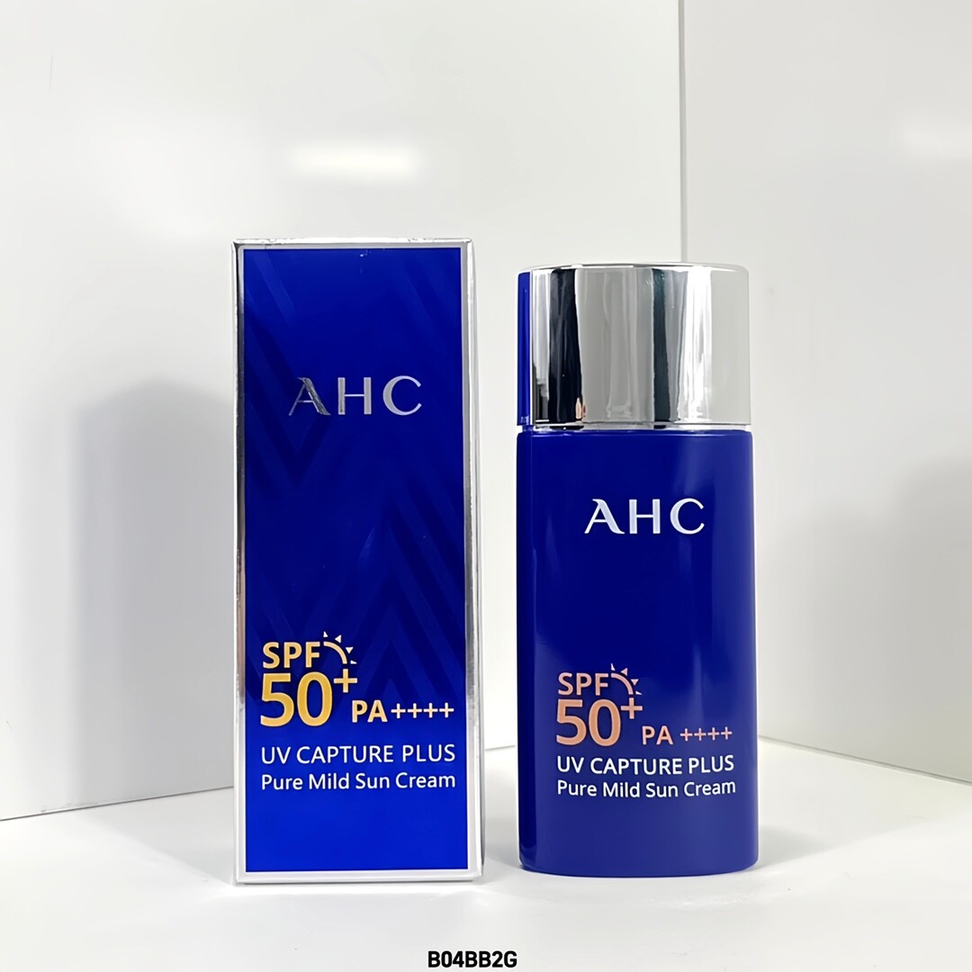 AHC小蓝防瓶晒霜50ml最新日期配中文标防伪版 AHC防晒霜不管大是人还是小孩，都以可放心使用，成中分含有积雪草，山茶花，马齿苋，绿茶等种多植物萃取物，明星成分透质明酸，深入肌肤，快速定位受损细胞，修复光损伤，改善老痕化迹，一款真正义意上的养护结合防晒霜
