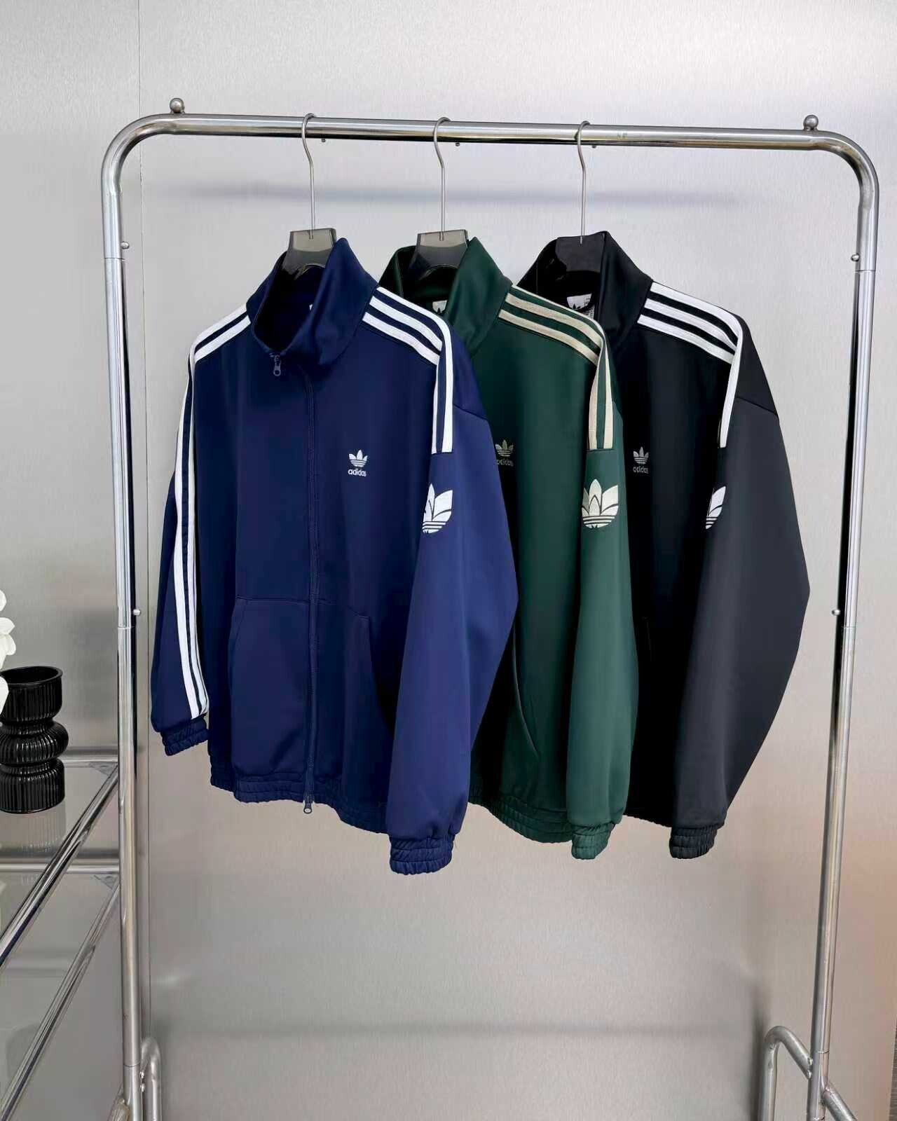 阿迪达斯三叶草25s新款立领夹克外套男女明星同款货号:JL8400阿迪三叶草夹克外套 经典款 男女同款！细节在线，随意对比！【原版复刻】专柜定色定染