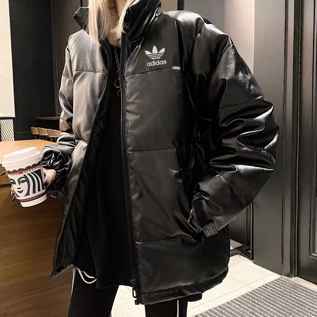 阿迪达斯三叶草男女同款加厚保暖PU皮户外防风防水皮衣，情侣款加厚皮棉服外套 颜色：黑色 ！小红书ins各大网红教你搭配上身，上身特别的帅，随便配条卫裤都好看S了，版型宽松，上身效果超赞，爱不射手，不臃肿，上身轻便，不会感觉到衣服很