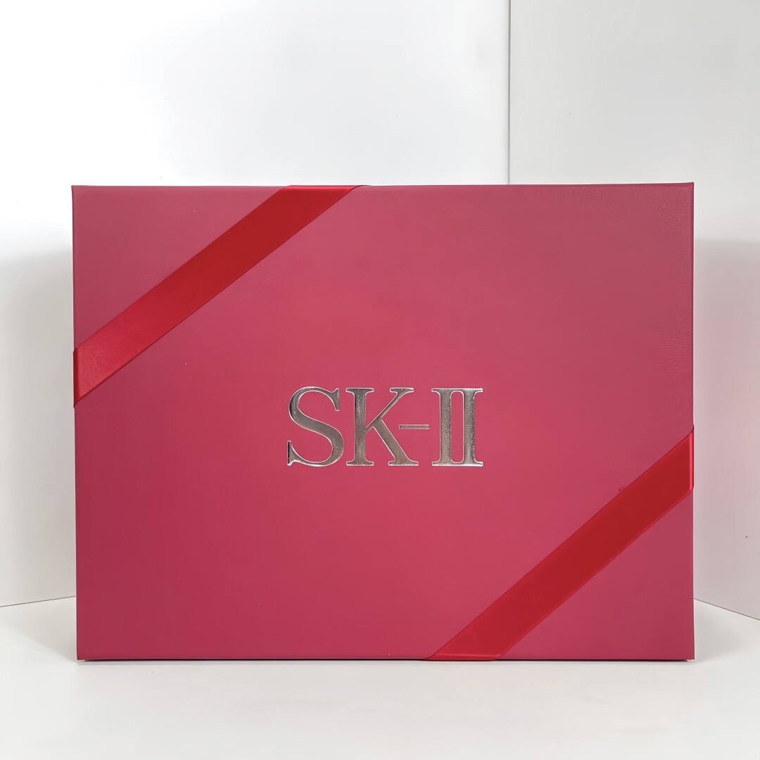 SK专柜礼盒四件套配礼袋无蜡纸！SKII/SK2专柜版礼盒四件套，最新超值SK-II4件套装，内容包括：神仙水230ml+小灯泡50ml+滋润面霜新版磨砂瓶80ml+新版眼霜磨砂瓶15ml，四件都正装。