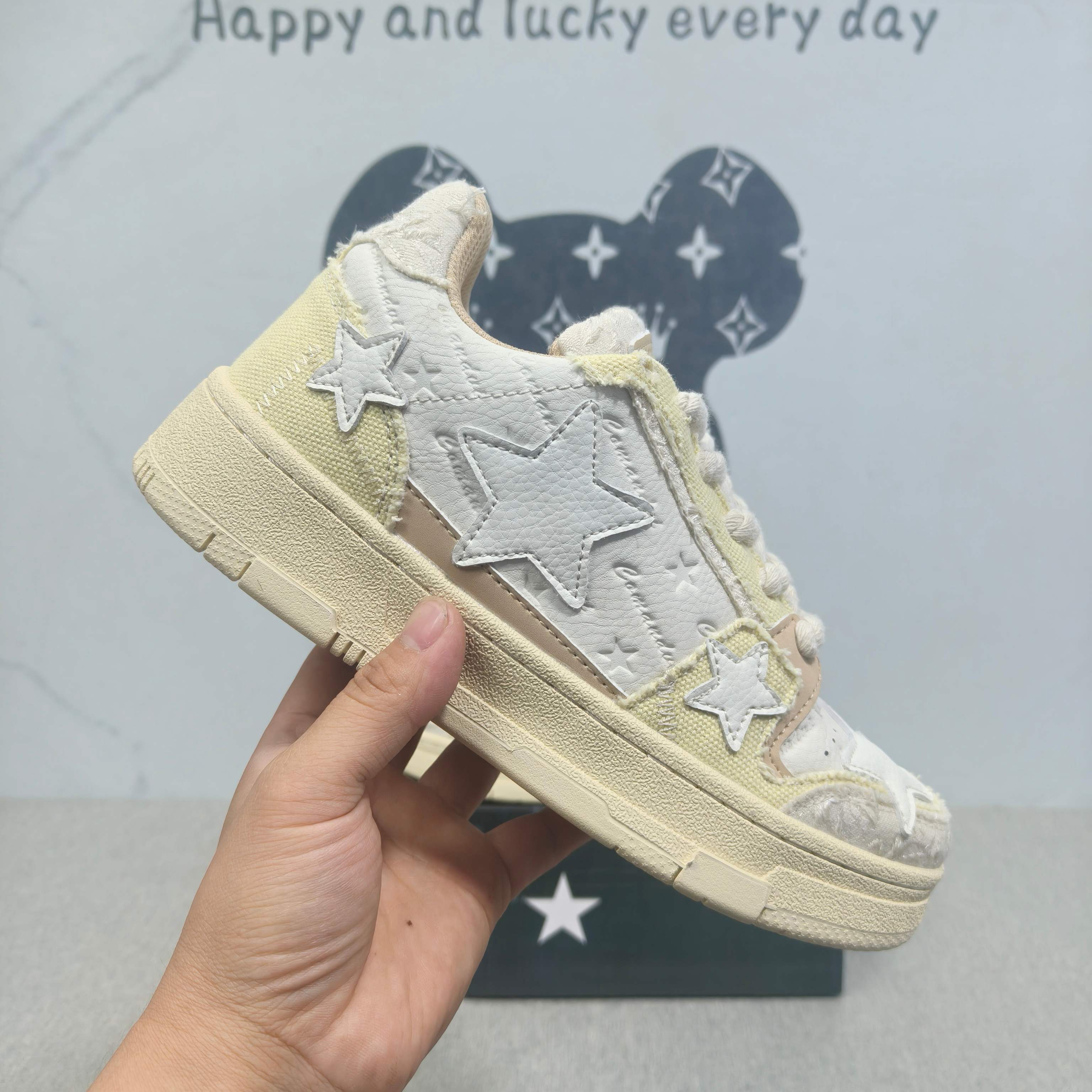 国潮星星 米色   36-44码   男女款现货.正确版型 拉帮套楦，真上线，激光下料，做工细节到位！超迁面料橡胶大底稳行鞋垫，原版开模，现货实拍！