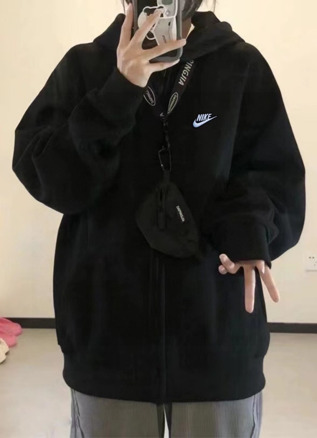 耐克Nike百搭落肩宽卫衣连帽华棉开衫外套】春秋百搭必备时尚单品 ，灰色干净有气质 不挑人穿 关键是随便搭配都好看！秋天在里面搭一件白色T恤打底衫 简约又休闲整件用的重磅棉 拿在手里很有分量感 上身满满的高级感颜色：黑色 灰色