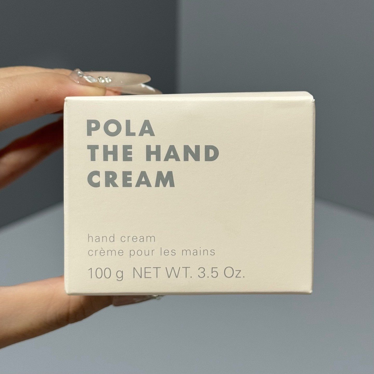 POLA宝丽护手霜100g实拍现货C6101编码！可配中文标贵又好卖的POLA 宝丽纯美掌护手霜100g 去皱滋润保湿这款护手霜更是首次用了POLA的高贵护手油配方，可以明显的增加手部肌肤的吸水力。作为一款护手霜不光保湿能力要好，香味也很重要，这款护手霜使用苦橙花和茉莉花混合芳香，据说有缓解压力的作用