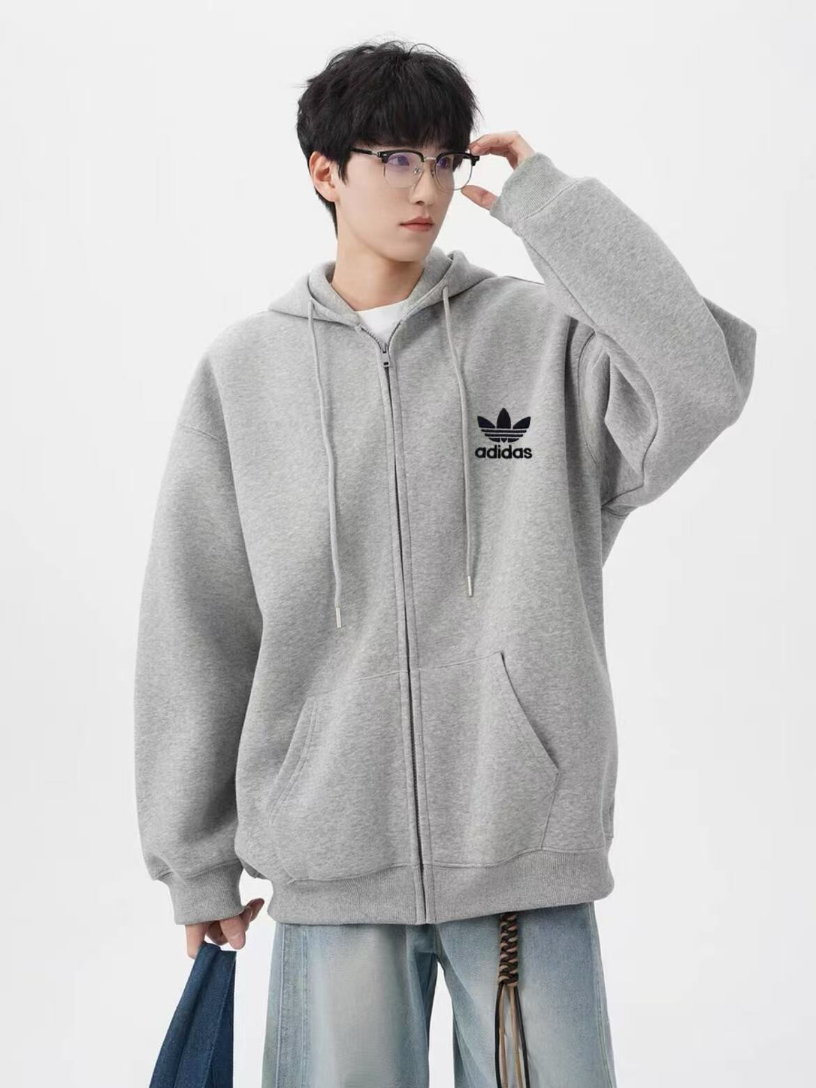 阿迪达斯Adidas三叶草百搭落肩宽卫衣连帽华棉开衫外套】春秋百搭必备时尚单品 ，不起球不掉色，灰色干净有气质 不挑人穿 关键是随便搭配都好看！秋天在里面搭一件白色T恤打底衫 简约又休闲整件用的重磅棉 拿在手里很有分量感 上身满满的高级感颜