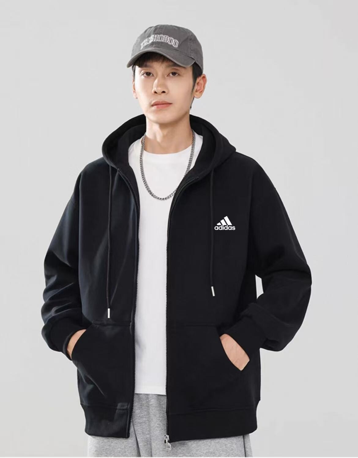 阿迪达斯Adidas三杠百搭落肩宽卫衣连帽华棉开衫外套】春秋百搭必备时尚单品 ，不起球不掉色，灰色干净有气质 不挑人穿 关键是随便搭配都好看！秋天在里面搭一件白色T恤打底衫 简约又休闲整件用的重磅棉 拿在手里很有分量感 上身满满的高级感颜色：黑色 灰色