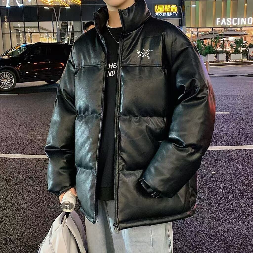 始祖鸟 2024秋冬新款皮衣 棉服情侣立领皮衣外套潮流百搭皮质立领羽绒棉服 ins小红书爆款！采用人造皮革PU 材质A2206，耐磨性强 。可以水洗还容易保养 整身300~400g充绒 保暖性强 零下20度也不怕！颜色: 黑色 白色 白插黑尺码:M-4XL