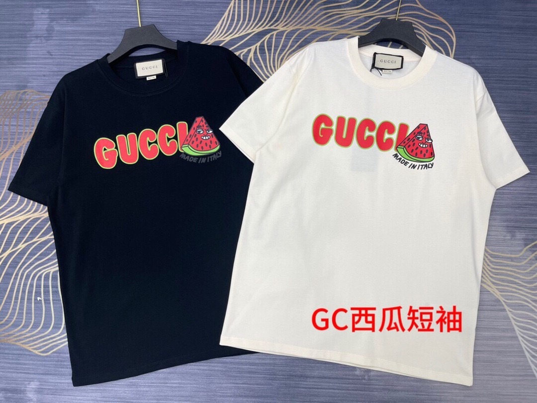 GC西瓜短袖GUCCI古驰2023春夏新款西瓜字母logo短袖T恤高版本高版本全网独家首发 百搭款细节处理完美 200g纯棉面料数码直喷印花工艺十分精致原版面料 网红明星同款  高版本 高品质手感非常舒服  时尚又个性  超级百搭好看的一款男女都非常合适  人手必备款  码数M-4xl男女同款黑色 米色