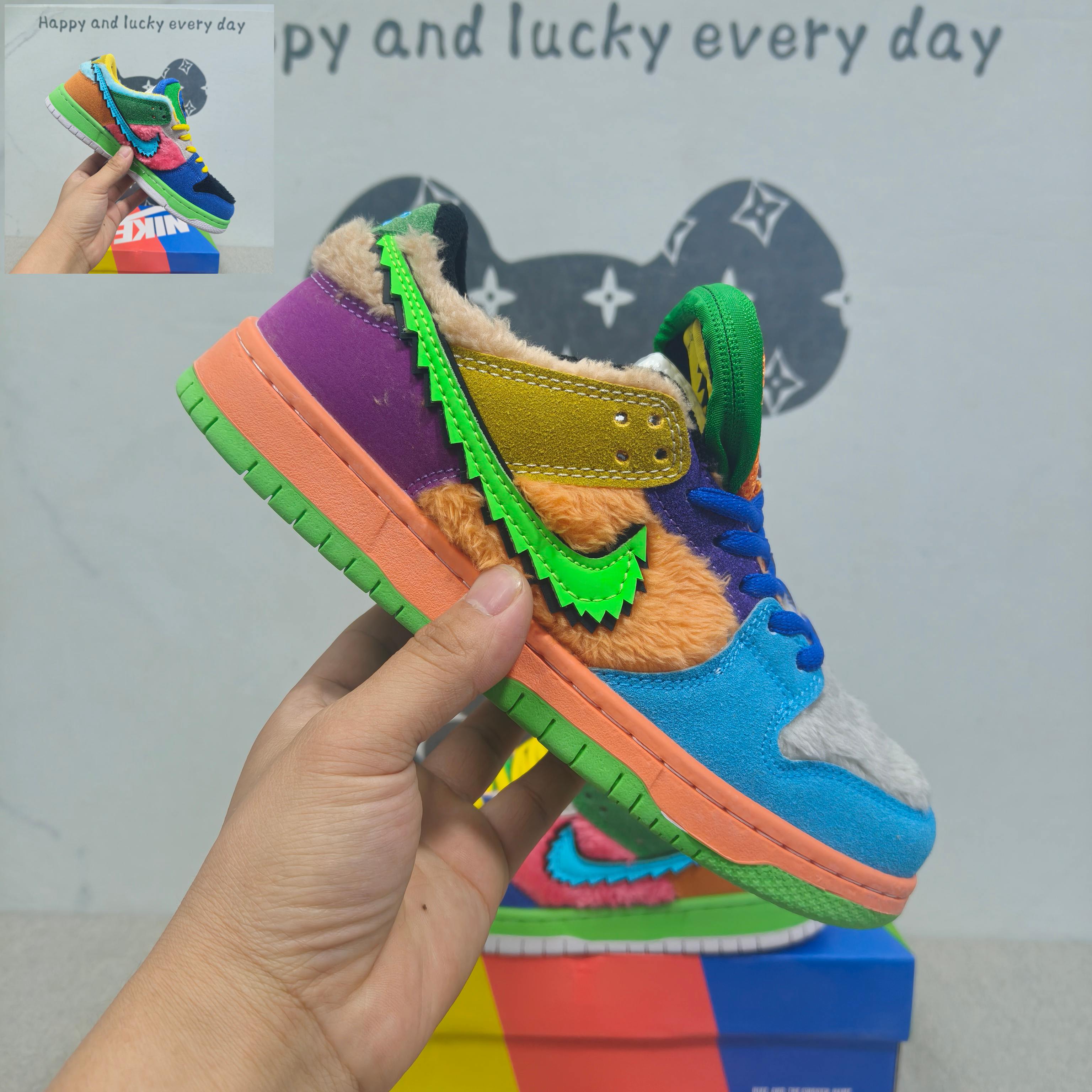 SB Dunk 鸳鸯 跳舞小熊 36-44码   男女款现货正确版型 拉帮套楦，真上线，激光下料无毛边，做工细节到位！橡胶大底气垫鞋垫，原版开模，现货实拍！