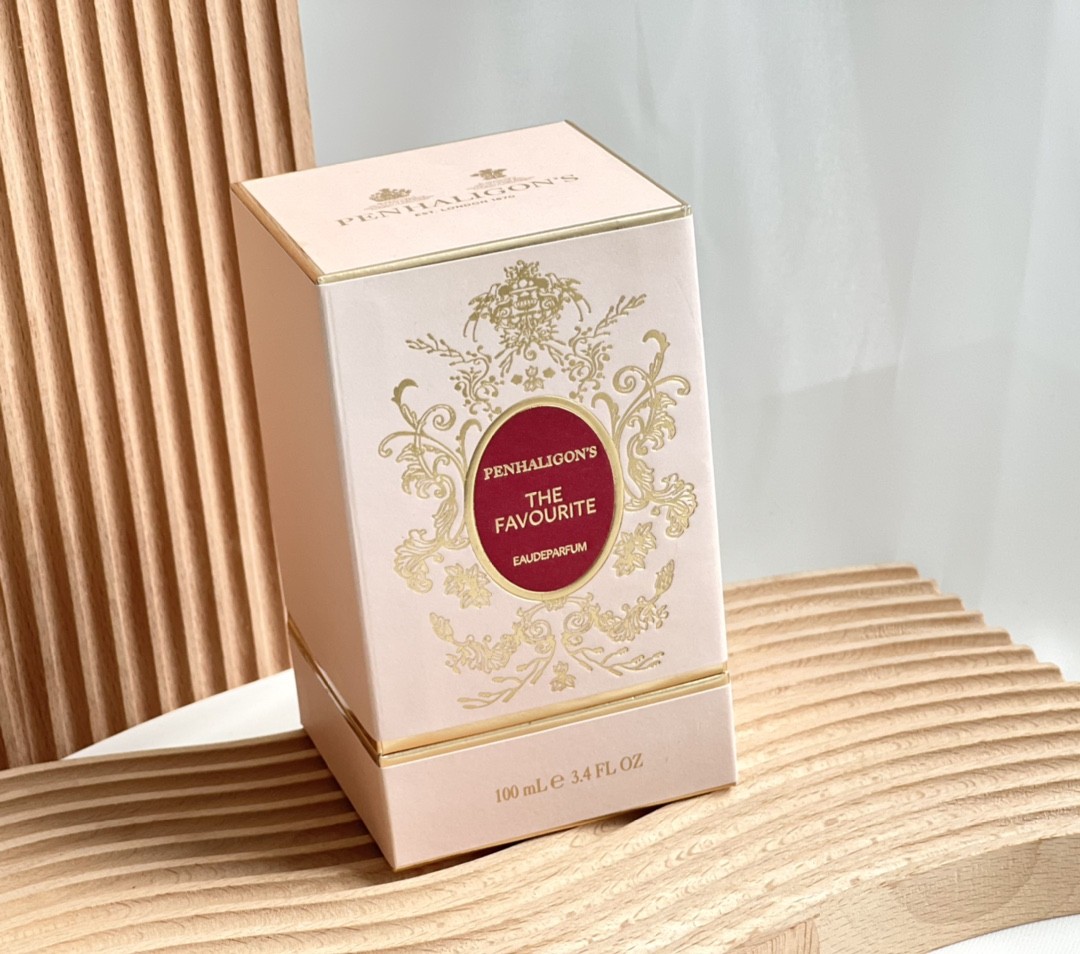 潘海利根女王耳语香水100ml 潘海利根 The Favourite 女王的耳语香水颜值绝了，粉粉的好可爱喷出来先是像柑橘的那种清清爽爽的味道，过一会儿花香才会出来，是淡淡的甜甜的花香，不是很浓郁，给人一种温柔甜美的感觉。真的很甜，甜，就是给我的第一印象