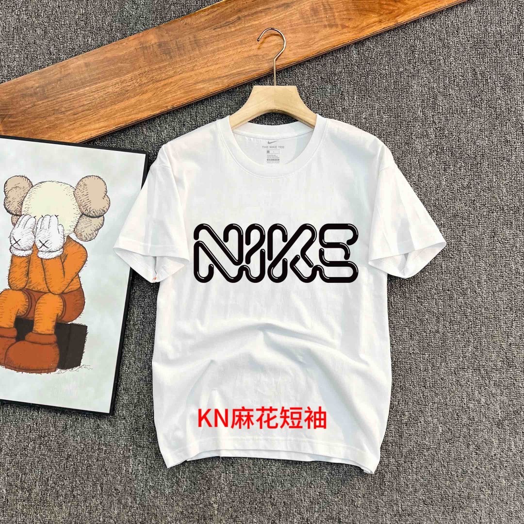 KN麻花短袖耐克Nike夏日新款清凉一夏纯棉圆领短袖 男女同款 情侣款 定织申州公司200g双纱纯棉面料 经典款大logo设计印花采用黑白经典配色 很甜 很凉爽的感觉 百搭黑白色 随意搭配 超级清新阳光的款式 Colour：黑色 白色Size：M~4xl