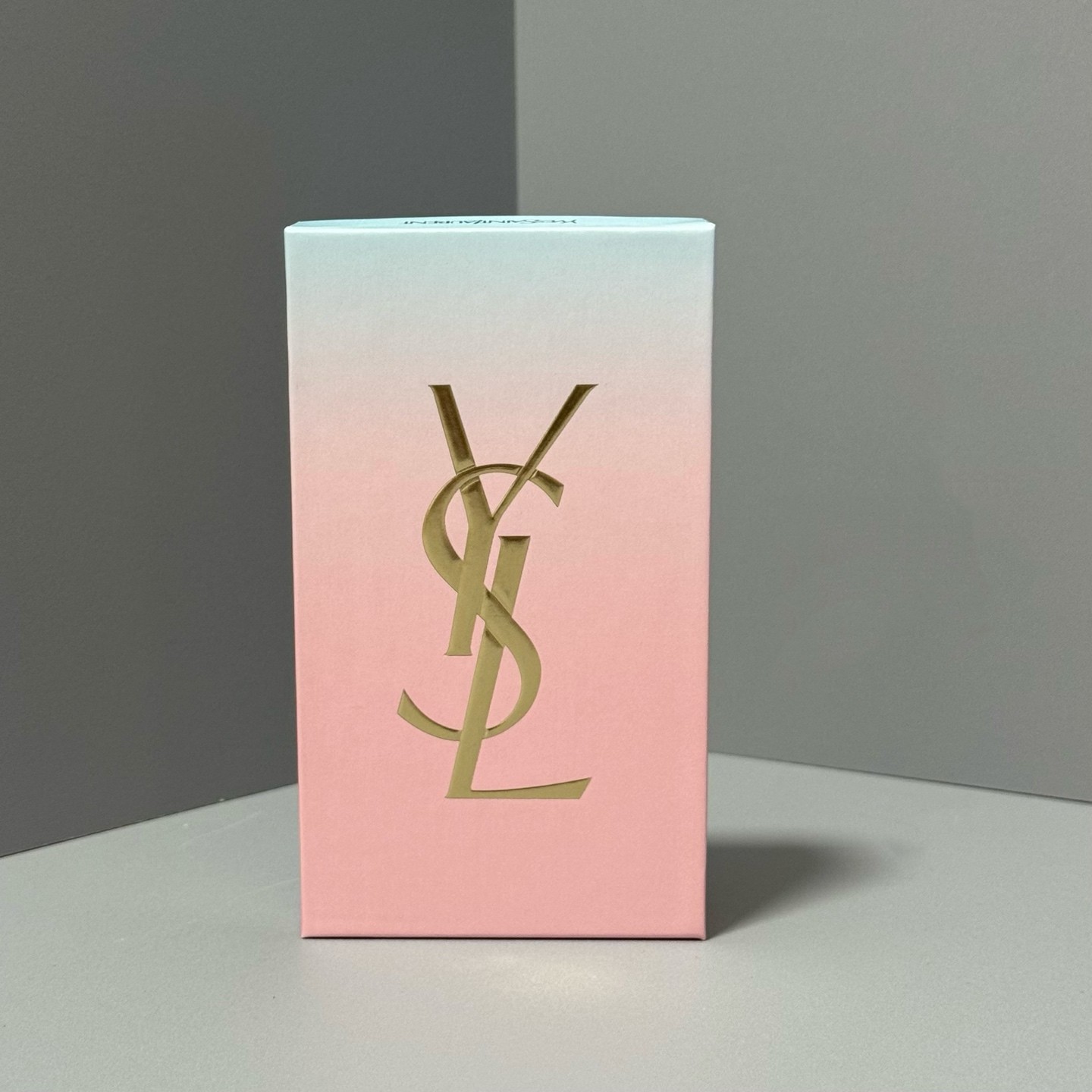 圣罗兰马卡龙渐变口红/礼盒装配礼袋下单备注：2色：77#烟装粉-1966#红棕色。圣罗兰渐变口红限定款马卡龙口红。