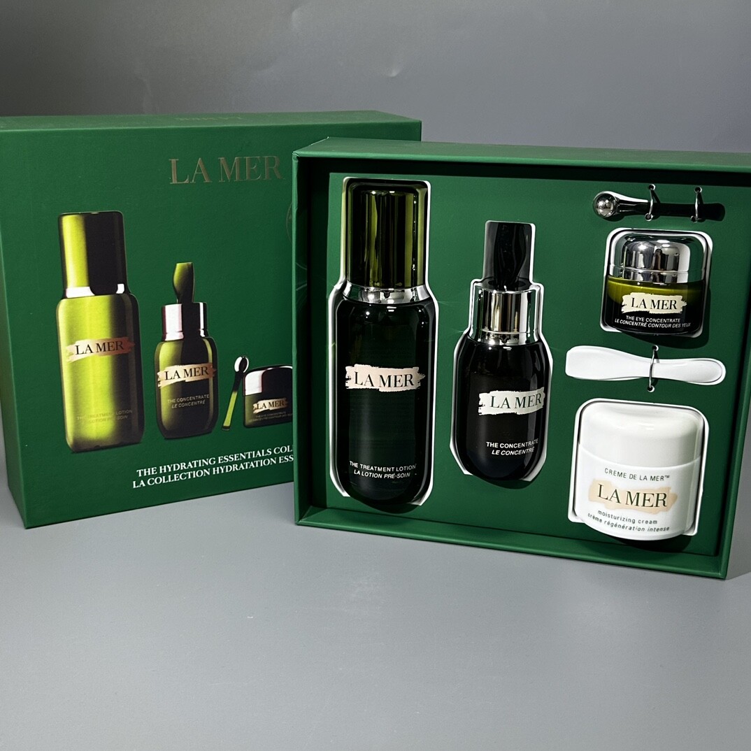 海蓝之谜王炸四件套/普通版实拍现货A45编码内含：精粹水150ml，浓缩精华50ml，浓缩眼霜15ml，神奇面霜60ml。新版海蓝之谜王炸礼盒四件套。海蓝之谜经典王炸系列套盒太划算了，性价比之王，新款套盒颜值拉满！经典保湿套装四件套，全是王炸产品 送人自用都非常合适