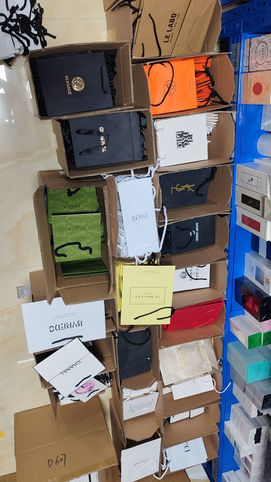 品牌礼袋1个。已包含邮费。可用于香水/口红/等。（下单备注品牌名称）！
