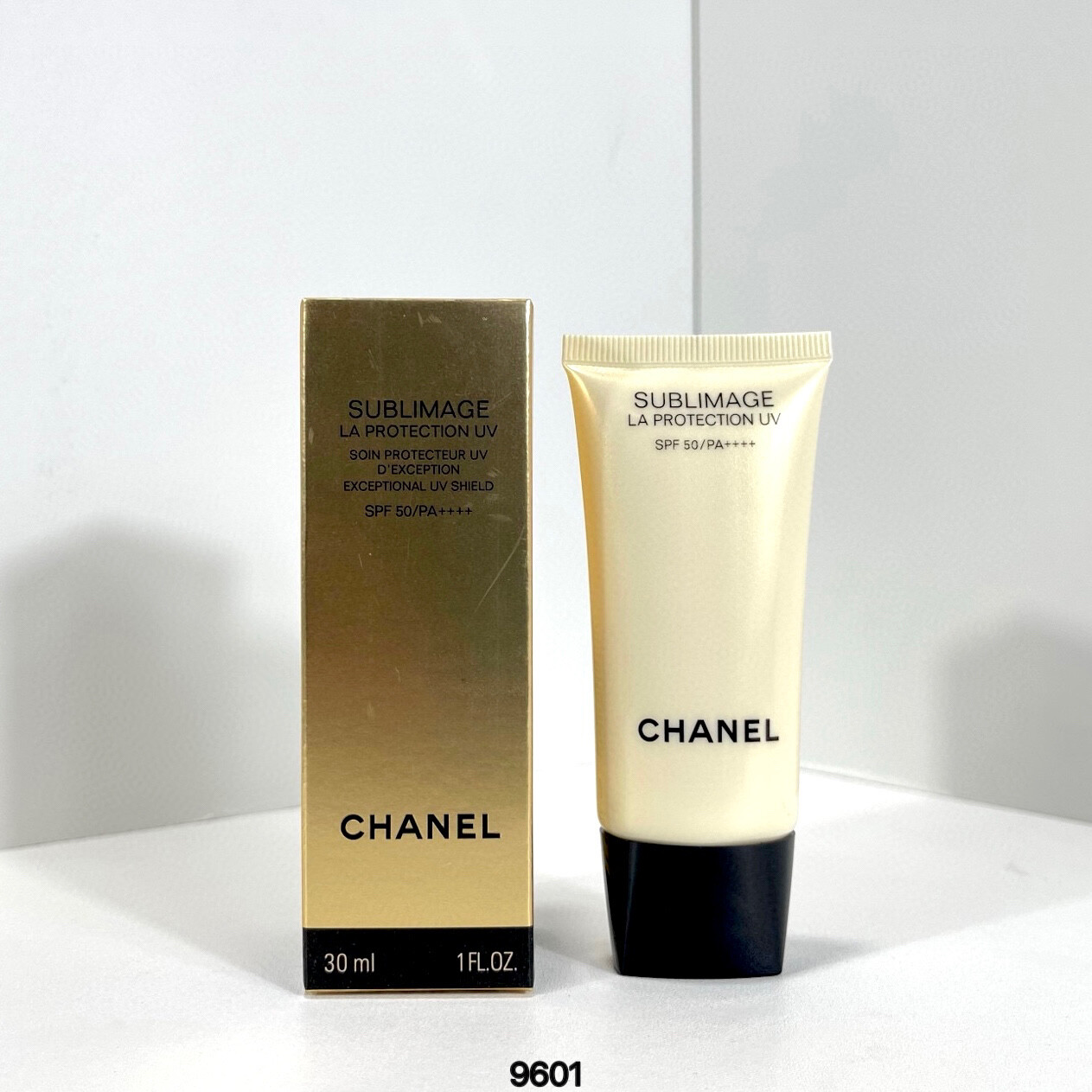 香奈儿金砖防晒霜30ml9601编码！小香金砖奢华精粹防晒霜30ml唯一可抵御光老化的防晒SPF50/PA++++水感乳液质地，清爽不油腻。持久滋润，提亮肤色不闷痘，干敏油皮都能用。