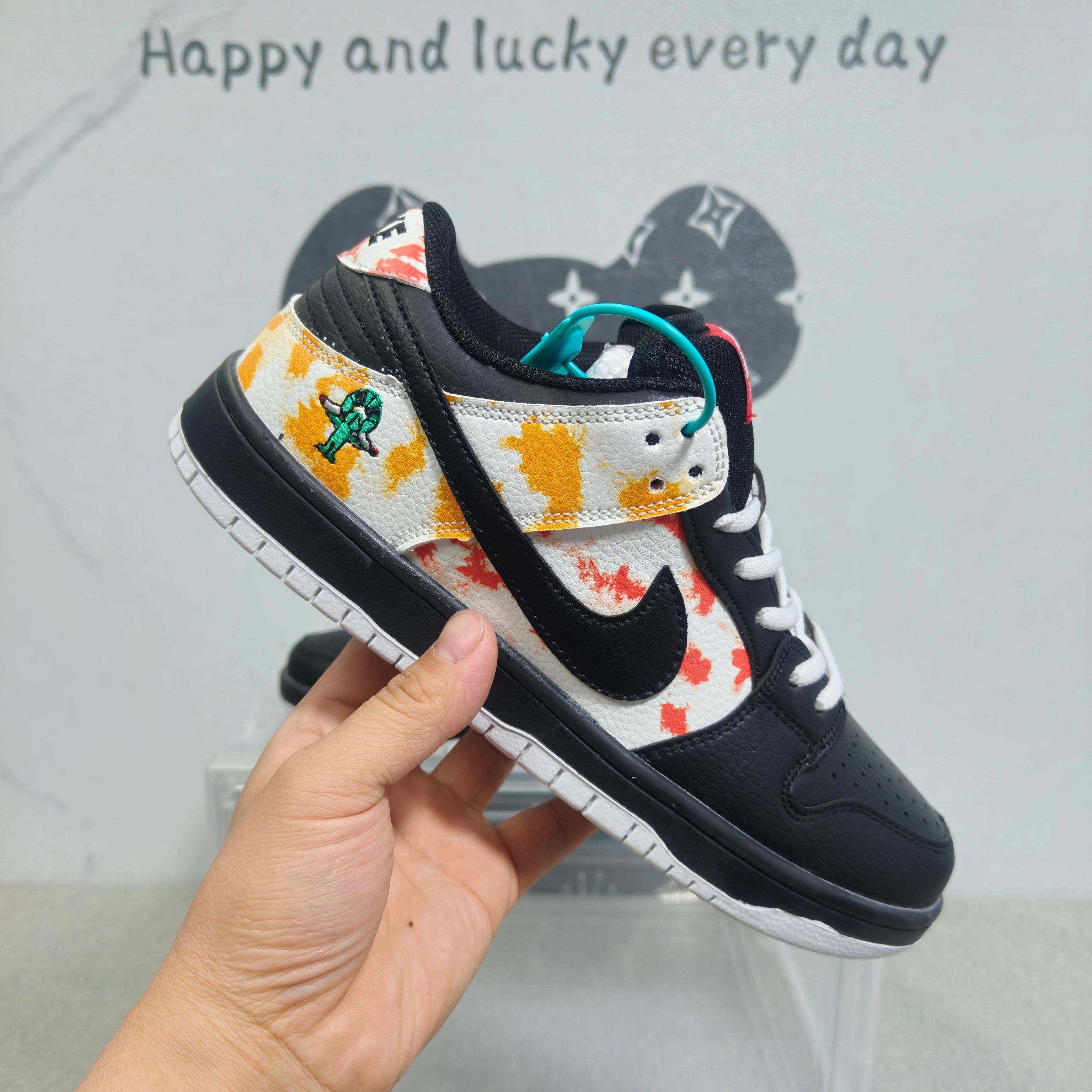  SB Dunk 黑扎染  36-44码   男女款现货.正确版型 拉帮套楦，真上线，激光下料无毛边，做工细节到位！超迁鞋面，橡胶大底气垫鞋垫，原版开模，鞋底吱吱响，现货实拍！外星人黑