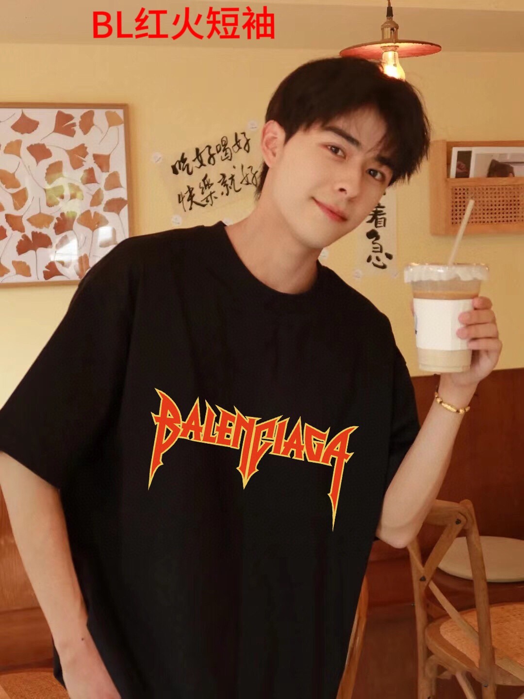 BL红火短袖Balenciaga巴黎世家联名款火焰字母大logo男女同款情侣三色短袖采用定制精梳棉，三针五线做工，领口包包边条，肩膀处内里带压条，做工面料细节都无法挑剔，印花采用进口浆料，高端的品质精致细腻，简直太完美了！版型宽松，男女都可以穿！颜色 白色 黑色 高级灰尺码m~4xl