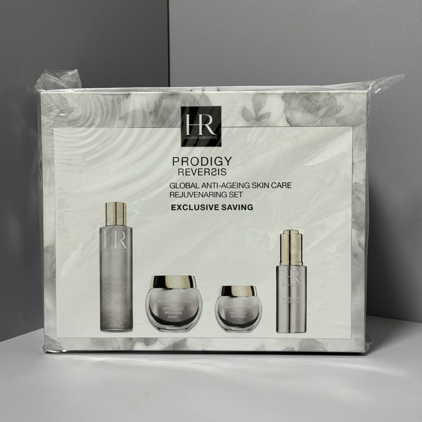 HR赫莲娜溯颜四件套实拍现货40X011编码！配礼袋礼盒装HR赫莲娜至美溯颜菁华套装！内含:眼霜15ml，浓缩精华30ml，精萃露200ml，面霜50ml。