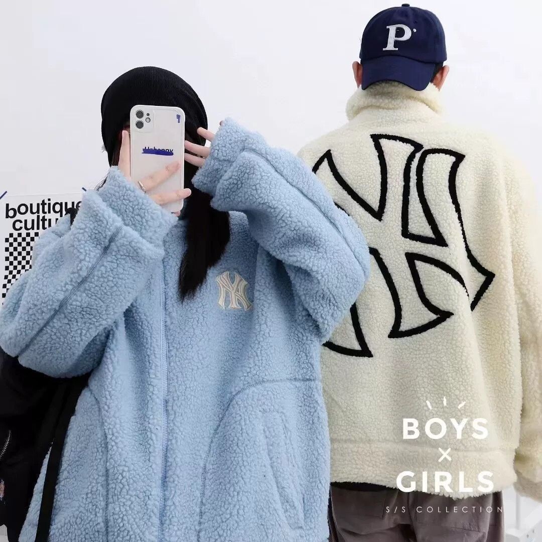 NY 洋基队冬季新款专柜情侣运动外套夹克 加绒保暖外套【款号】: ZH-0216棉【尺码】: S-2XL 【颜色】: 黑色，蓝色，白色【面料】: 羊羔绒，绣标