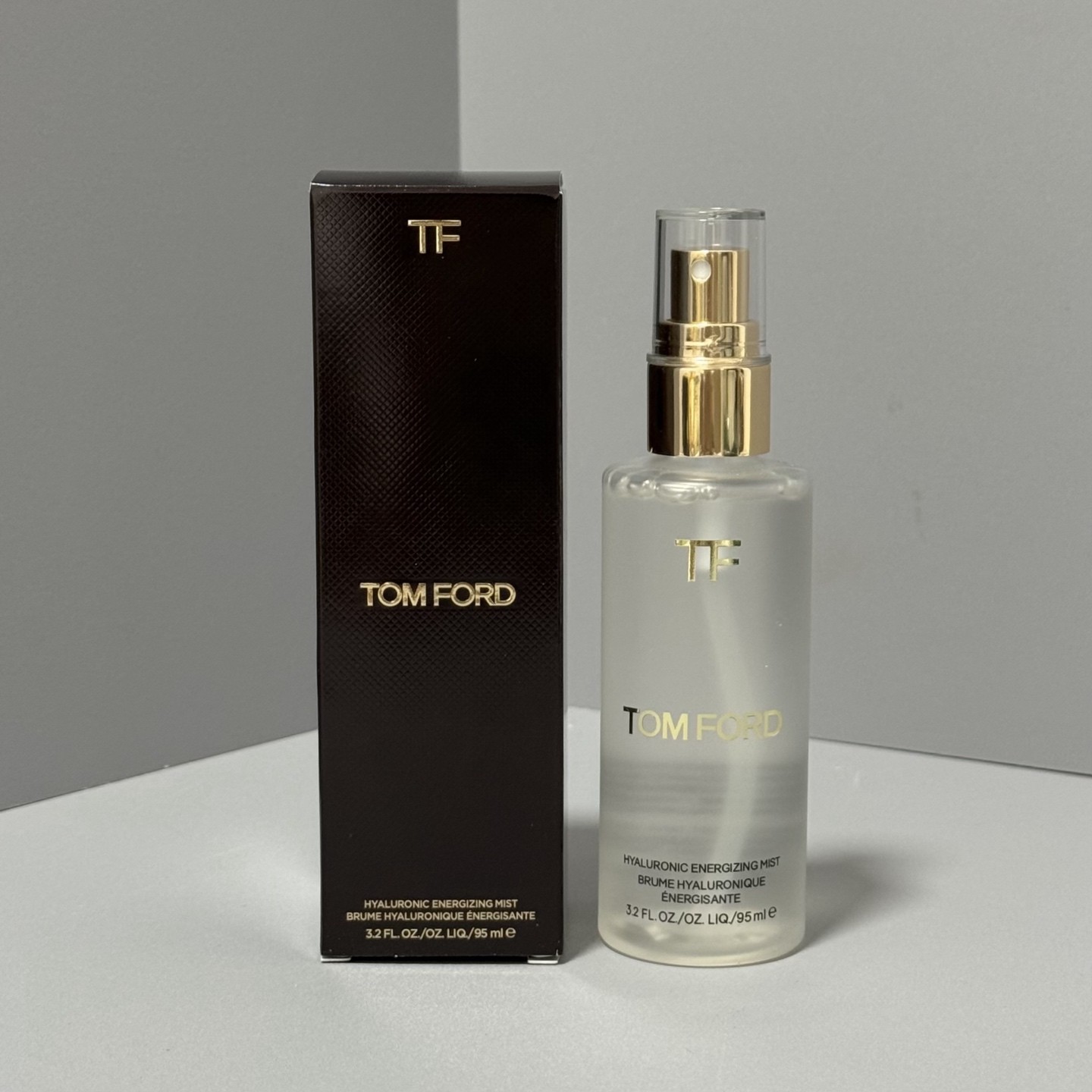 TF定妆喷雾95ml实拍现货A94编码！tom ford定妆喷雾尤其适合油皮，质感细腻哑致，让妆容维持长效清爽，隐匿油光!喷雾还添加毛孔柔焦粉末，快速打造自然柔焦妆效，均匀细腻柔滑毛孔，还有水润呵护功效，清爽不紧绷!#TF定妆喷雾