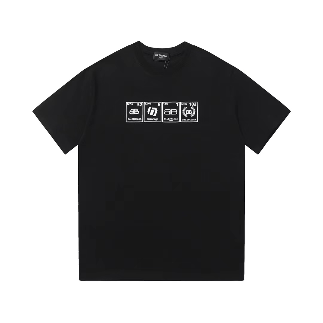 Balenciaga/巴黎世家 23ss巴黎经典logo方程式短袖 新的面料与车线工艺，全程都是定织定染的，首先是手感平滑细腻，全套辅料定做，全套开模订做新款字体主唛，字母的间距全部跟足原版，字体大小对照原版一致，对照码数比例增加放大，字母严格对位，高度还原间距比例与立体感，版型效果全部还原，后领双层走线针车牢固紧实，肩部双链条走线，下摆收线紧实，面料垂感十足，对版一致 面料：纯棉 颜色：黑 白 尺码：如下