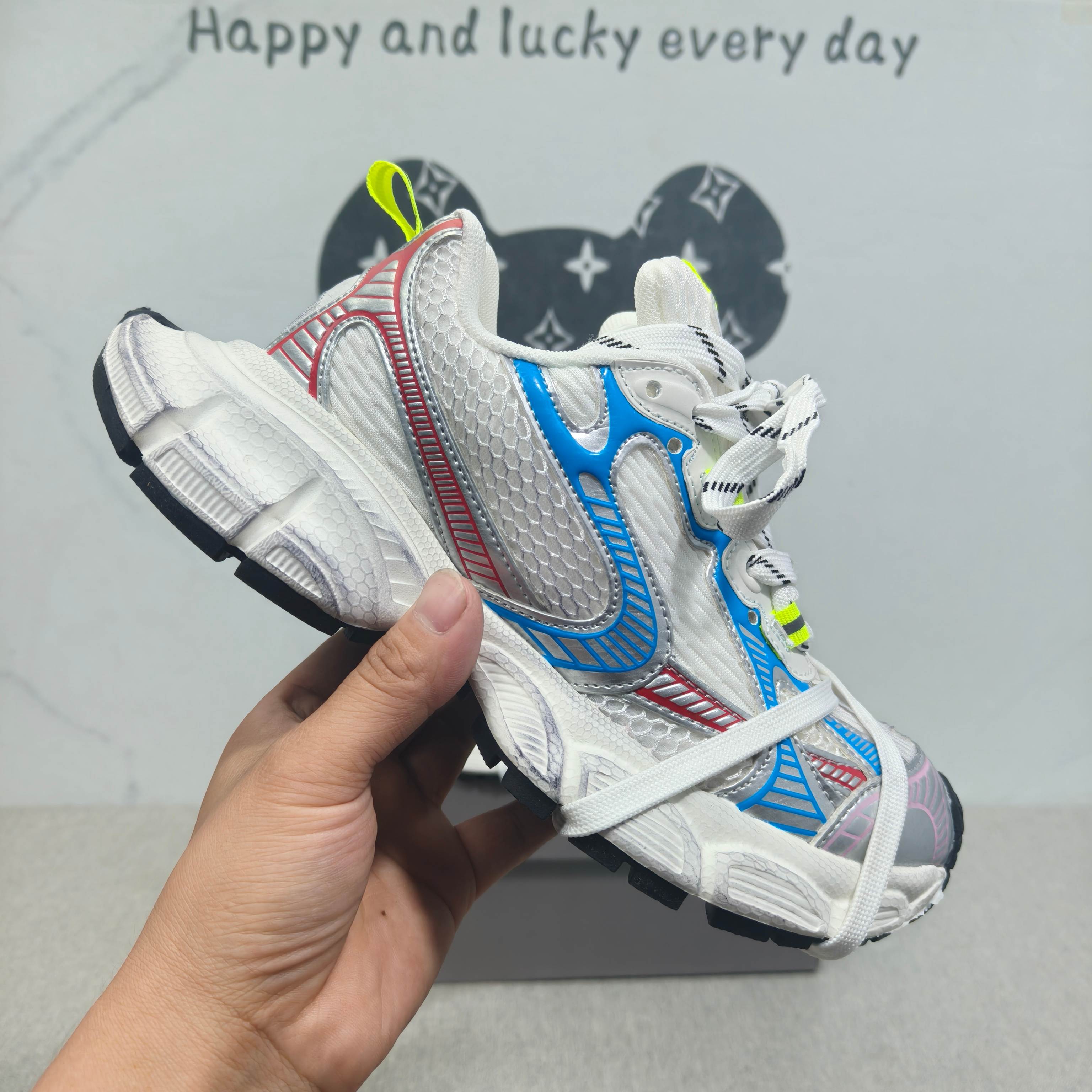 巴黎世家 3XL 彩色白红蓝/脏脏鞋 36-44码 男女款现货巴黎世家  时尚厚底增高运动潮鞋 ，舒适防滑底和百搭性霸屏整个时尚娱乐圈，细节调整完美主义！纯原版本独家开模大底尽显贵族气质. 做旧款脏脏鞋！