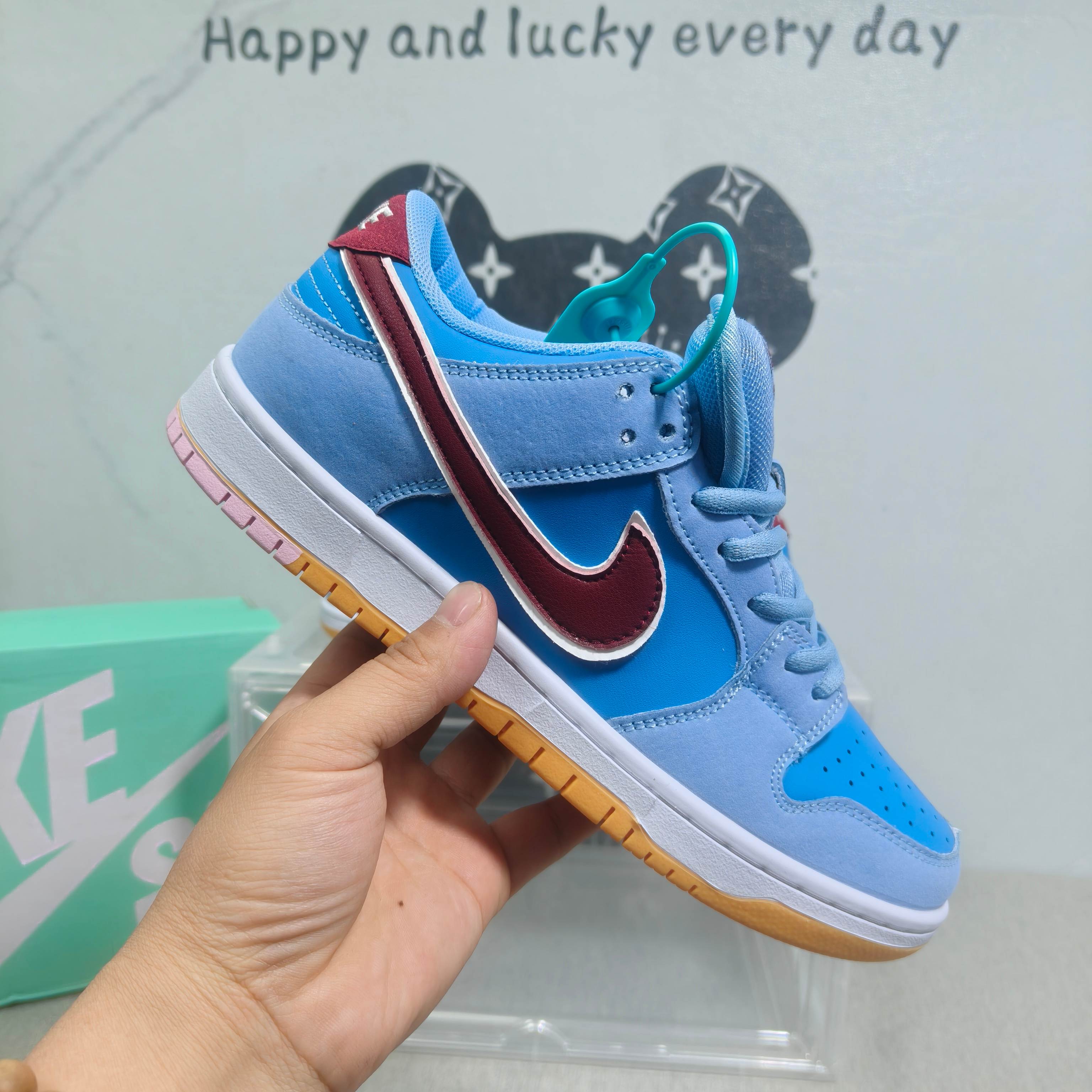  SB Dunk 泡泡糖  36-44码   男女款现货.正确版型 拉帮套楦，真上线，激光下料无毛边，做工细节到位！超迁鞋面，橡胶大底气垫鞋垫，原版开模，鞋底吱吱响，现货实拍！
