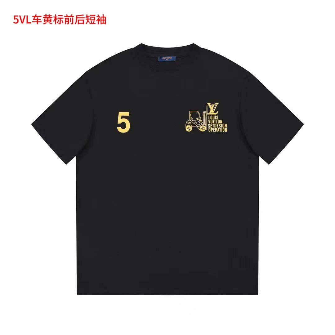 5VL车黄标前后短袖Louis Vuitton/路易威登  德国战车印花短袖Logo标识精致升级，灵感源自八十年代复古原版面料 官方同款 同缸染面料  手感非常舒服  春夏最新砖柜同步  时尚又个性  超级百搭好看的一款                男女都非常合适  人手必备款 颜色: 黑色尺码：M-4XL