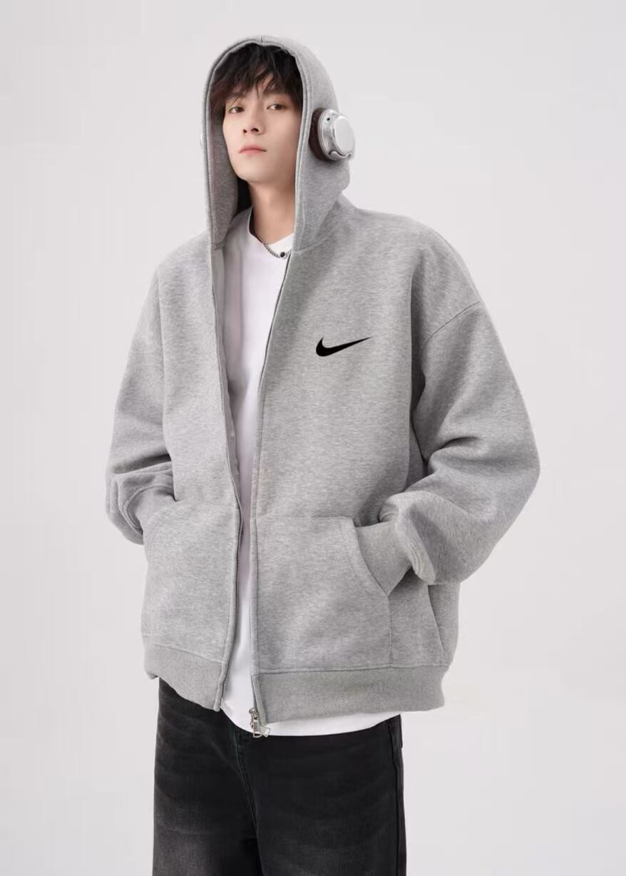 耐克 Nike  百搭落肩宽卫衣连帽华棉开衫外套】春秋百搭必备时尚单品 ，不起球不掉色灰色干净有气质 不挑人穿 关键是随便搭配都好看！秋天在里面搭一件白色T恤打底衫 简约又休闲整件用的重磅棉 拿在手里很有分量感 上身满满的高级感颜色：黑色 灰色尺