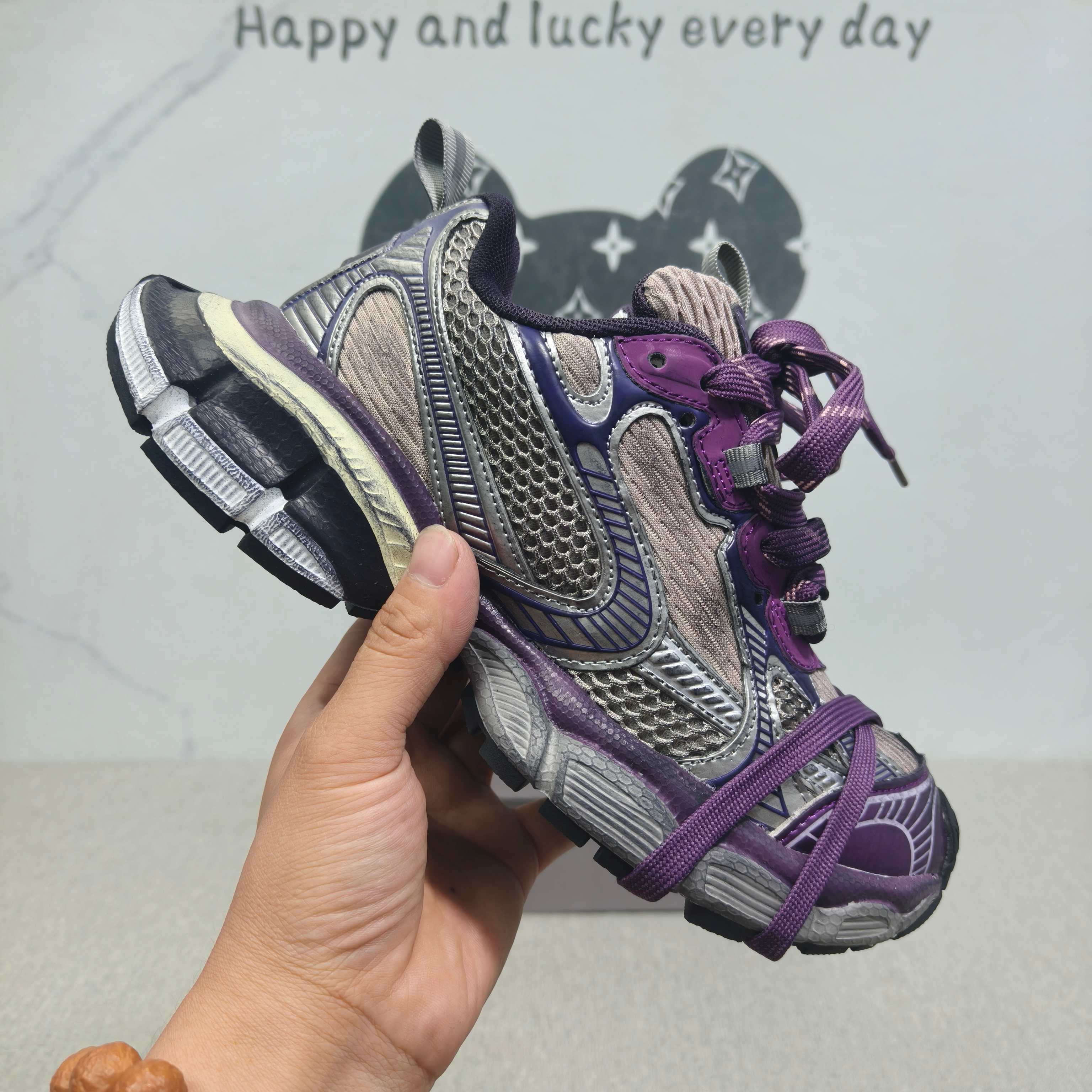 巴黎世家 3XL 深紫色/脏脏鞋 36-44码 男女款现货巴黎世家  时尚厚底增高运动潮鞋 ，舒适防滑底和百搭性霸屏整个时尚娱乐圈，细节调整完美主义！纯原版本独家开模大底尽显贵族气质. 做旧款脏脏鞋！