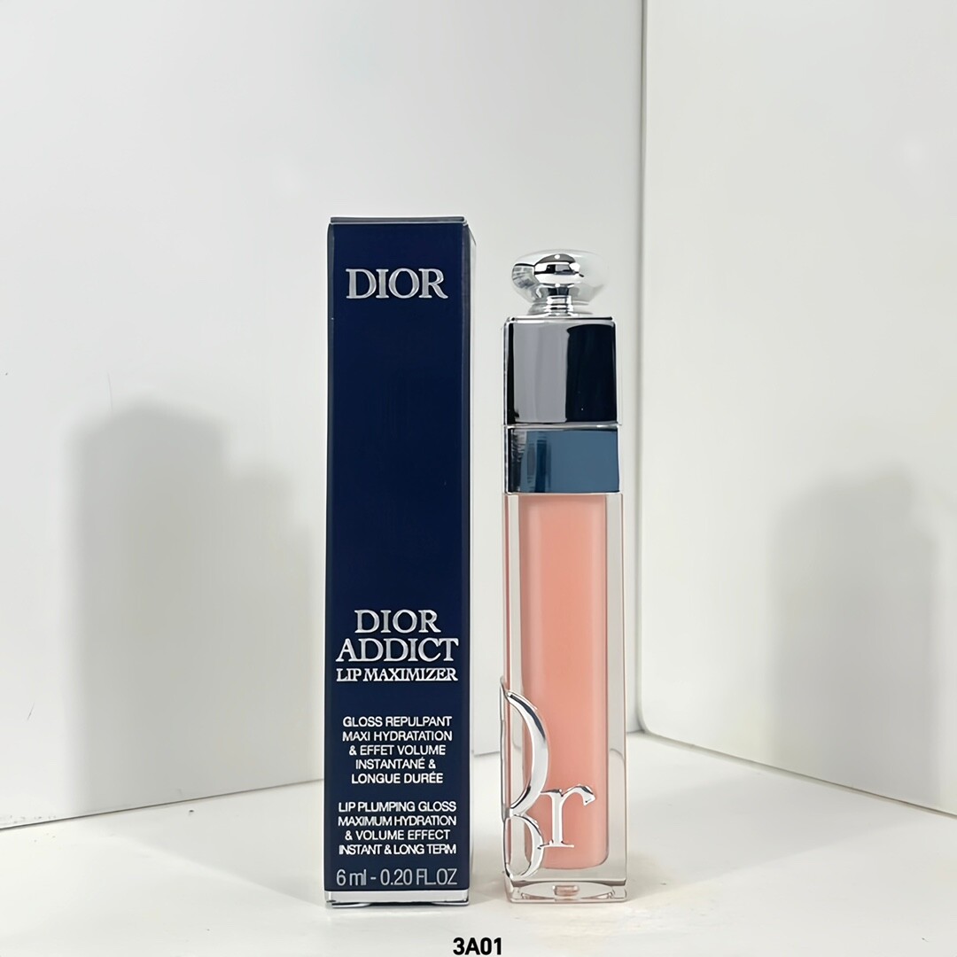 迪奥浮雕唇蜜6ml4B01编码！可配中文标10色：001-009-012-015-018-028-029-037-038-039。Dior新款迪奥浮雕丰唇蜜，迪奥真的有被惊艳到。粉粉嫩嫩的唇釉真的是纯欲天花板辅助品迪奥唇釉也真的超级经典，爱唇釉的涂上它真的赢到一片，是非常适合夏天的奶呼呼感jio哦