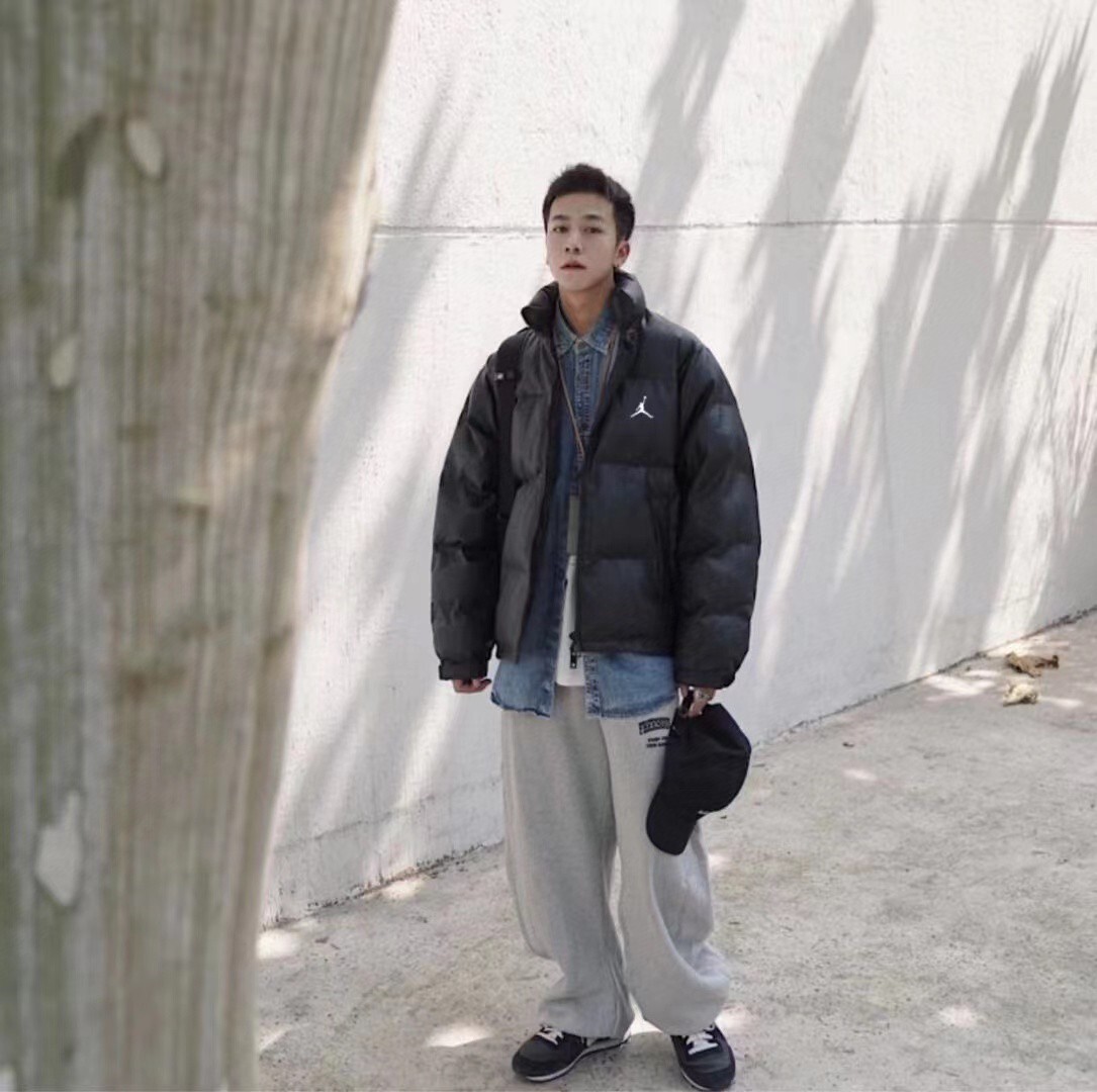 Air Jordan/AJ乔丹 23FW冬季官网限定加厚版立领漆面皮棉衣羽绒棉服外套，男女同款情侣款。胸前乔丹飞人logo印花小标设计，内里采用纯天然人工