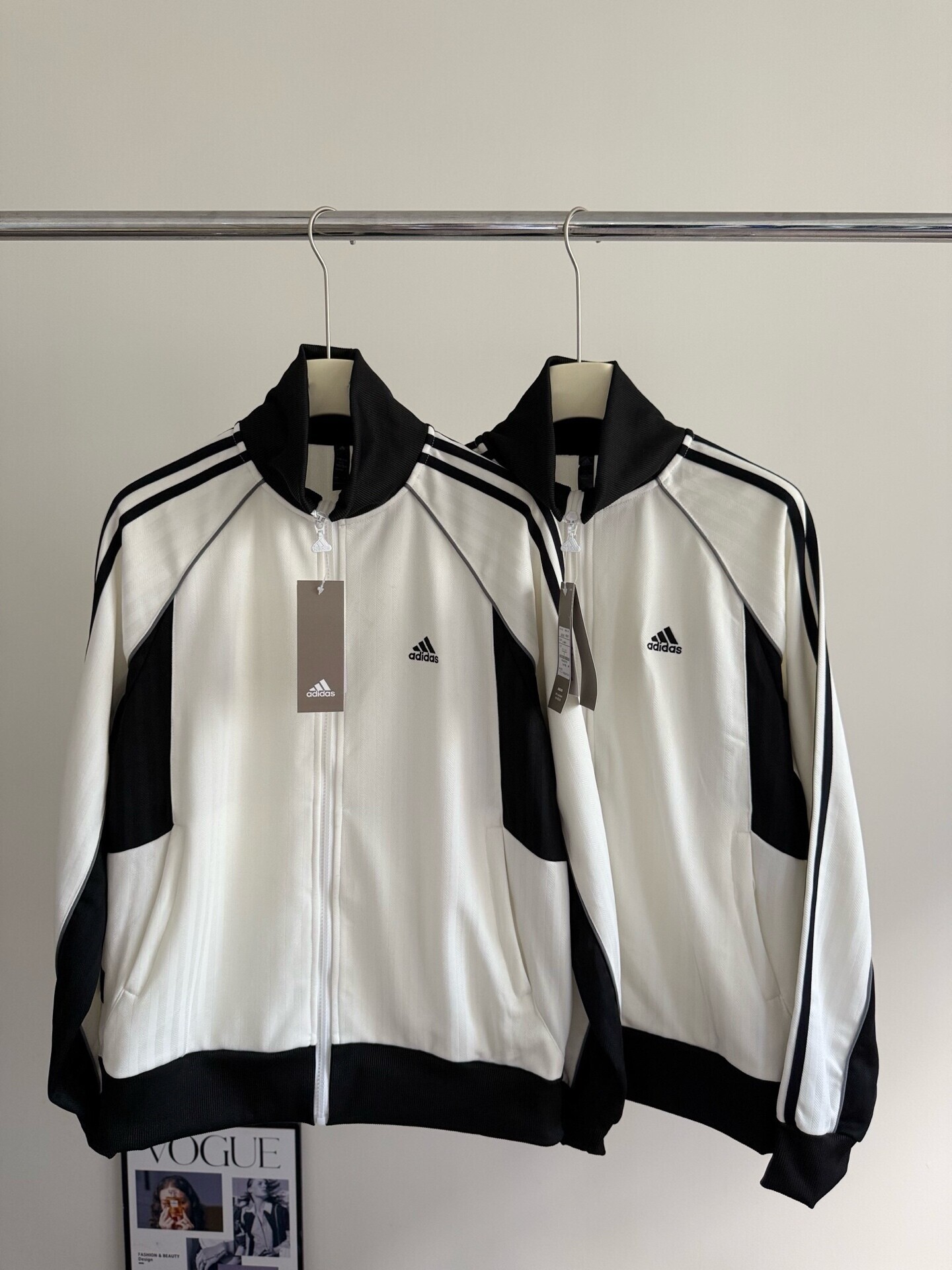 105潮流必备，阿迪达斯外套等你来选 设计风尚 这款卫衣采用了简约而不失时尚的设计风格，无论是版型还是剪裁都恰到好处，能够很好地修饰身材线条，展现出穿着