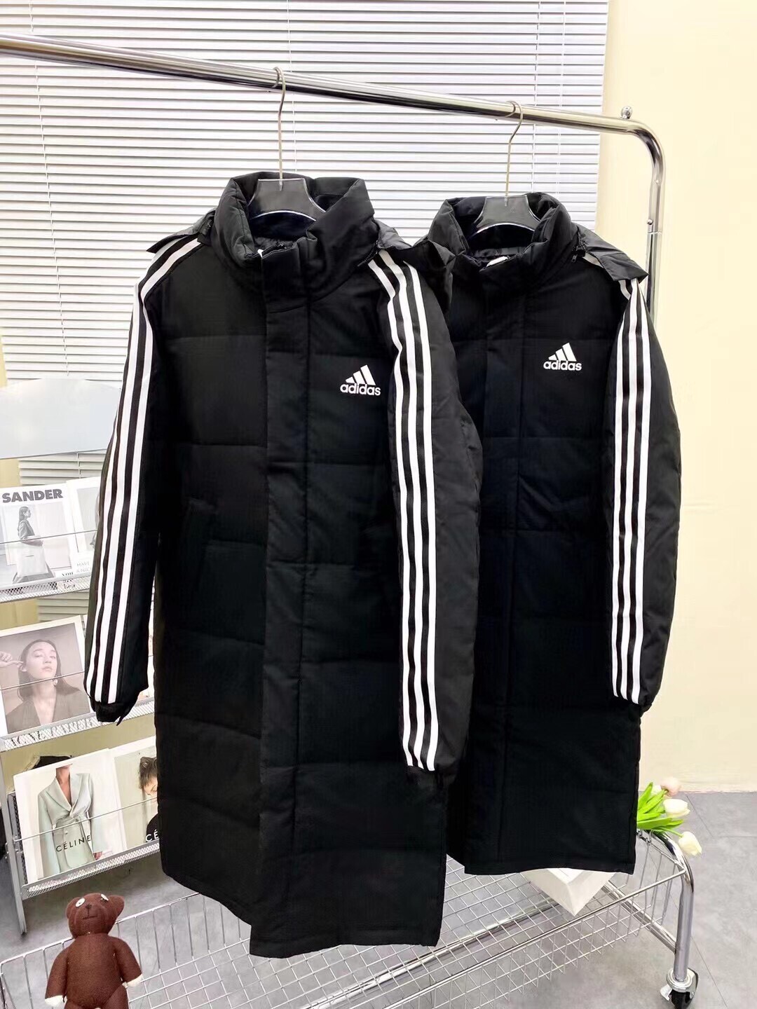 阿迪达斯Adidas印花织带男女长款连帽羽绒服原单渠道货源，真正来之不易的好东西！经典三条杠织带设计款式，随随便便穿个好几年都不会过时！