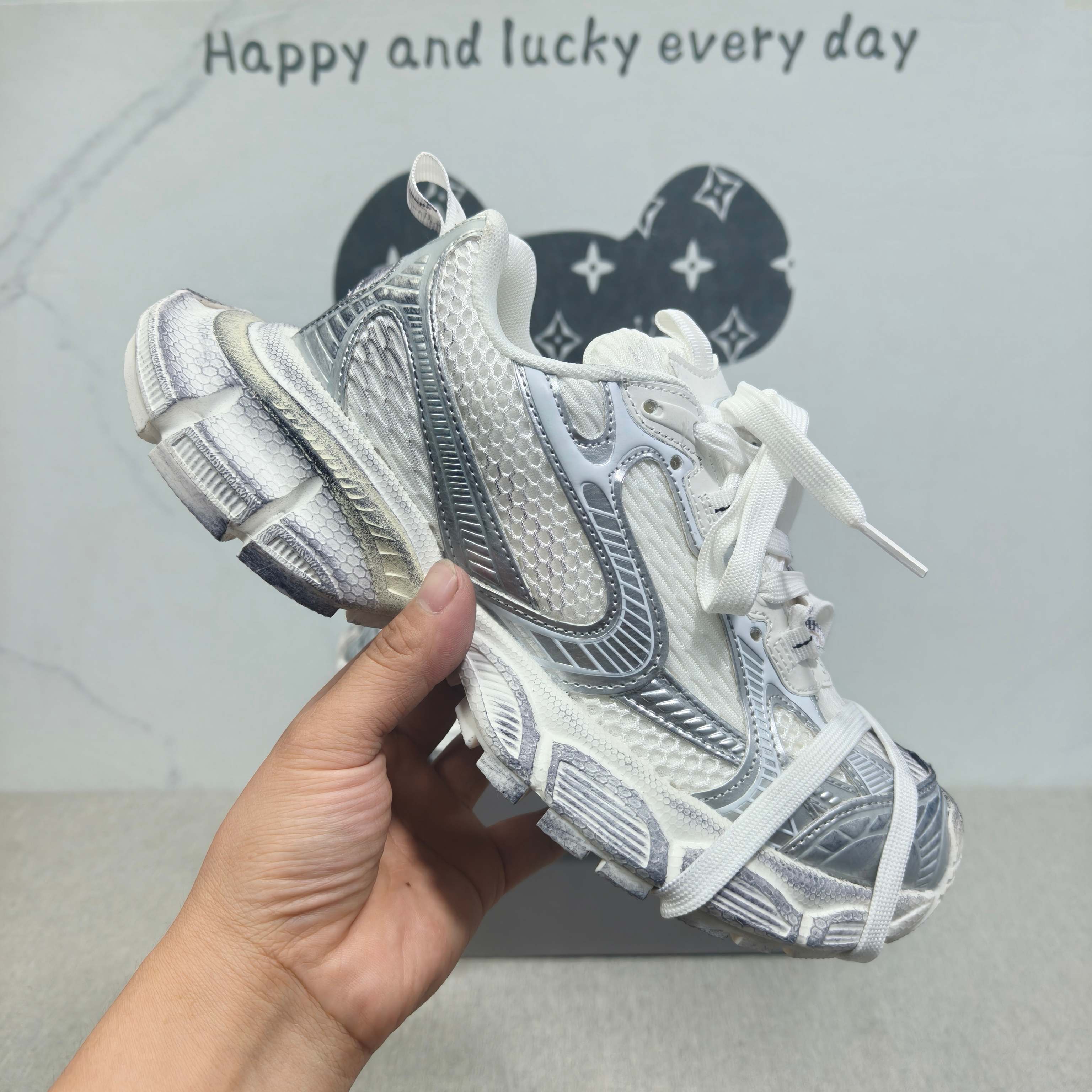 巴黎世家 3XL 全白色/脏脏鞋 36-44码 男女款现货巴黎世家  时尚厚底增高运动潮鞋 ，舒适防滑底和百搭性霸屏整个时尚娱乐圈，细节调整完美主义！纯原版本独家开模大底尽显贵族气质. 做旧款脏脏鞋！