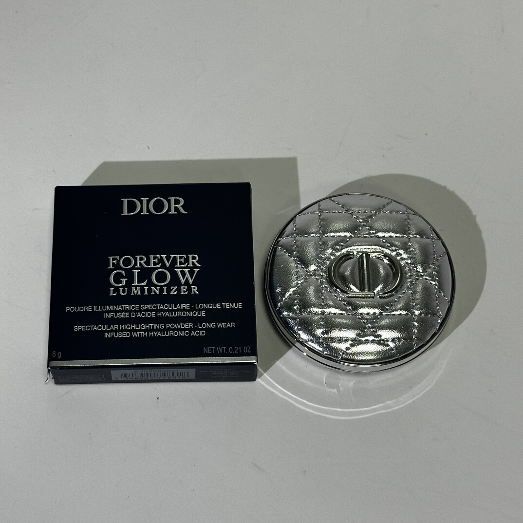 25版迪奥皮革高光粉饼6g/高质量实拍现货5G01编码！3色：03-05-06可配中文标！迪奥又放大招！2025版皮革高光粉饼，6g容量超经用。03珠光粉温