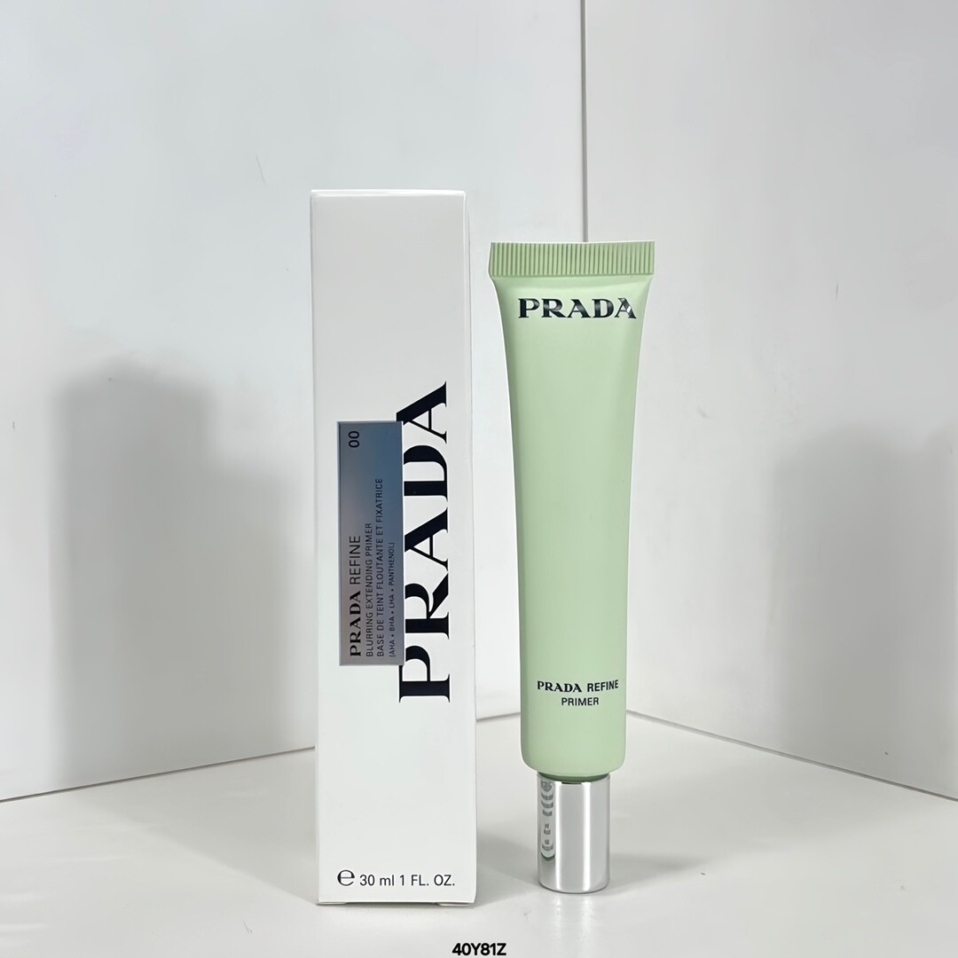 普拉达柔焦妆前乳30ml4PRADA普拉达柔焦妆前乳，适合油皮、混油皮绿色半透明的啫喱质地上脸一抹即化，肤感清爽。推开后是哑光质感局部使用更是精准狙击 鼻翼两侧、额头这些毛孔粗大的重灾区一抹即平，无需全脸厚涂。