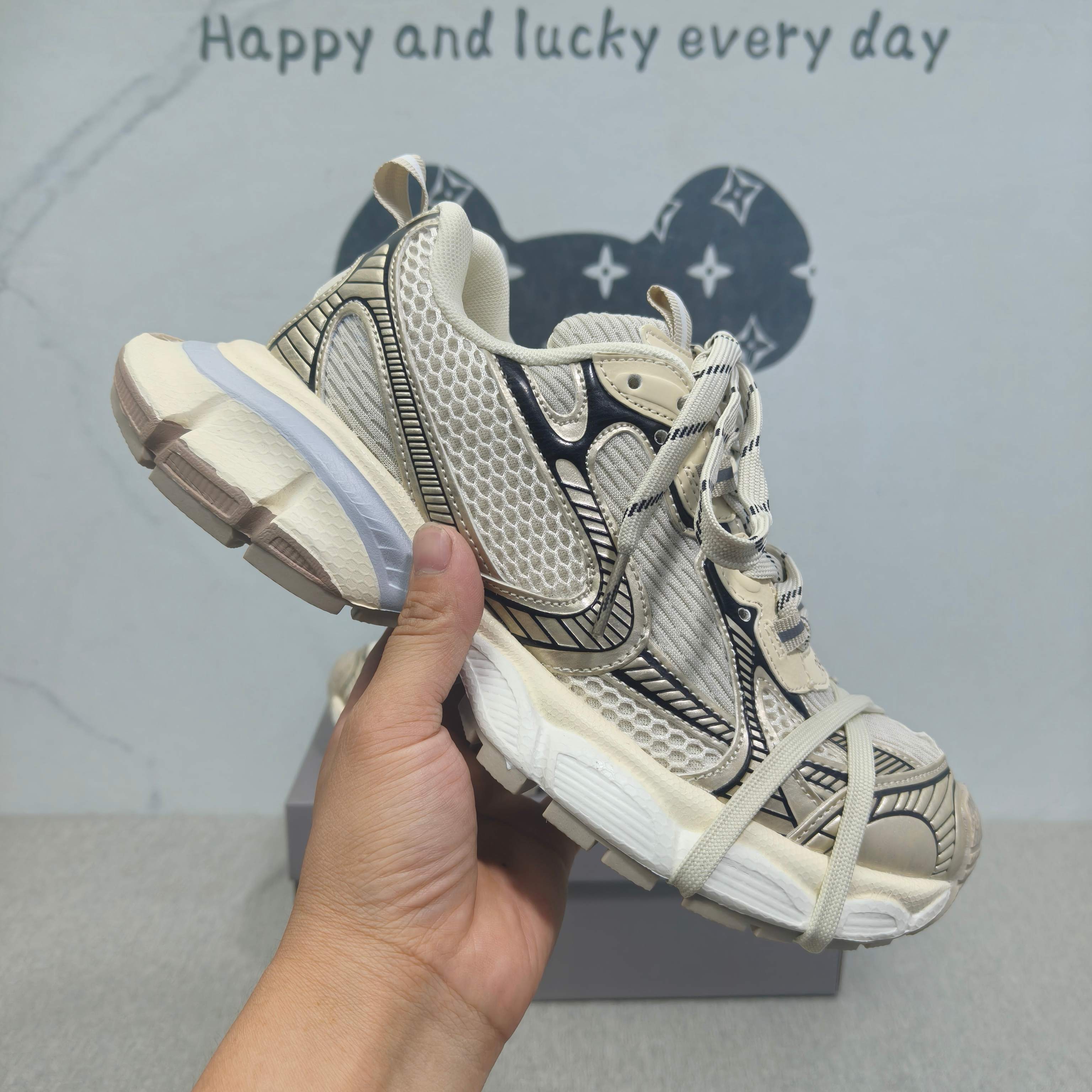 巴黎世家 3XL 香槟金/脏脏鞋 36-44码 男女款现货巴黎世家  时尚厚底增高运动潮鞋 ，舒适防滑底和百搭性霸屏整个时尚娱乐圈，细节调整完美主义！纯原版本独家开模大底尽显贵族气质. 做旧款脏脏鞋！