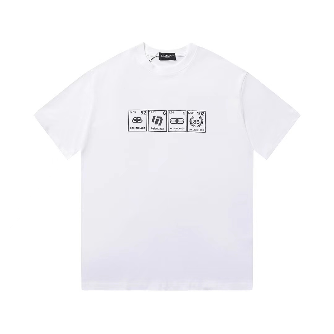 Balenciaga/巴黎世家 23ss巴黎经典logo方程式短袖 新的面料与车线工艺，全程都是定织定染的，在倍镜下，无论是支数还是股数都完全相同，23组配色，首先是手感平滑细腻，对照码数比例增加放大，字母严格对位，高度还原间距比例与立体感，版型效果全部还原，后领双层走线针车牢固紧实，肩部双链条走线，下摆收线紧实，面料垂感十足，对版一致 面料：精梳纯棉 颜色：黑 白 尺码：如下