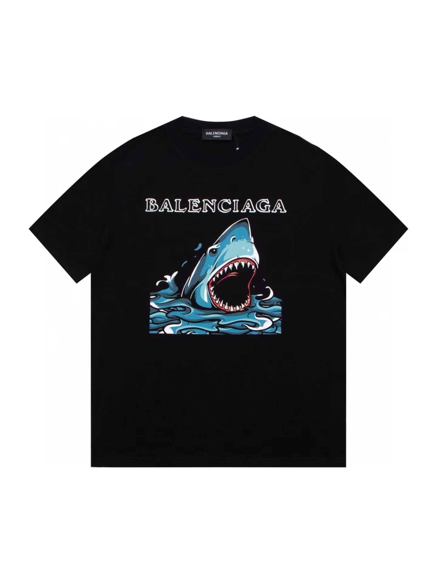 Balenciaga/巴黎世家鲨鱼压花短袖T恤  手感软糯细腻 上身充满质感 非常轻便舒适 运动宽松版型不紧身 轻松驾驭无压力 全衣平车走线 立体剪裁 男女同款 面料：精梳纯棉 颜色：黑 白 尺码：如下