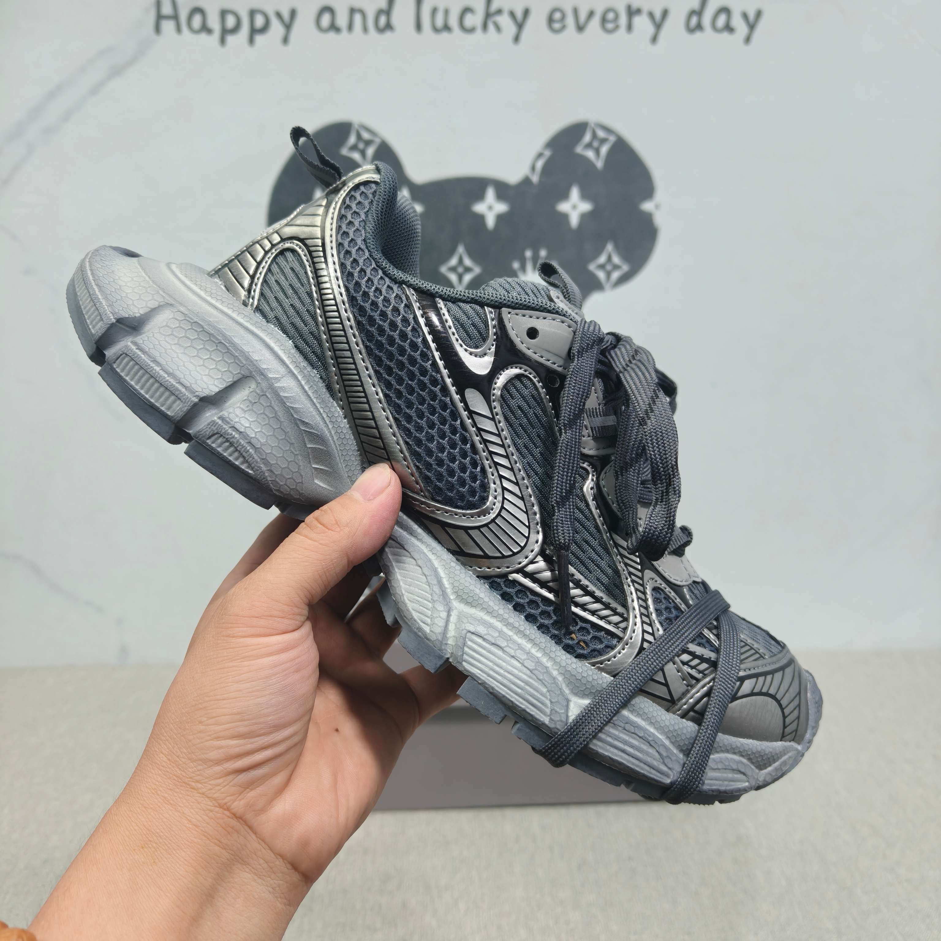 巴黎世家 3XL 灰色/脏脏鞋 36-44码 男女款现货巴黎世家  时尚厚底增高运动潮鞋 ，舒适防滑底和百搭性霸屏整个时尚娱乐圈，细节调整完美主义！纯原版本独家开