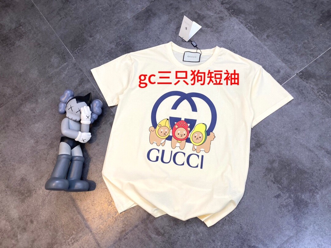 gc三只狗短袖2023新款三只狗图案情侣款短袖t恤高版本高版本原版面料 数码直喷印花工艺  网红明星同款  高版本 高 品质200克纯棉面料处理 手感非常舒服  时尚又个性  超级百搭好看的一款t恤          男女都非常合适  人手必备款 颜色：杏色尺码：M-4xl