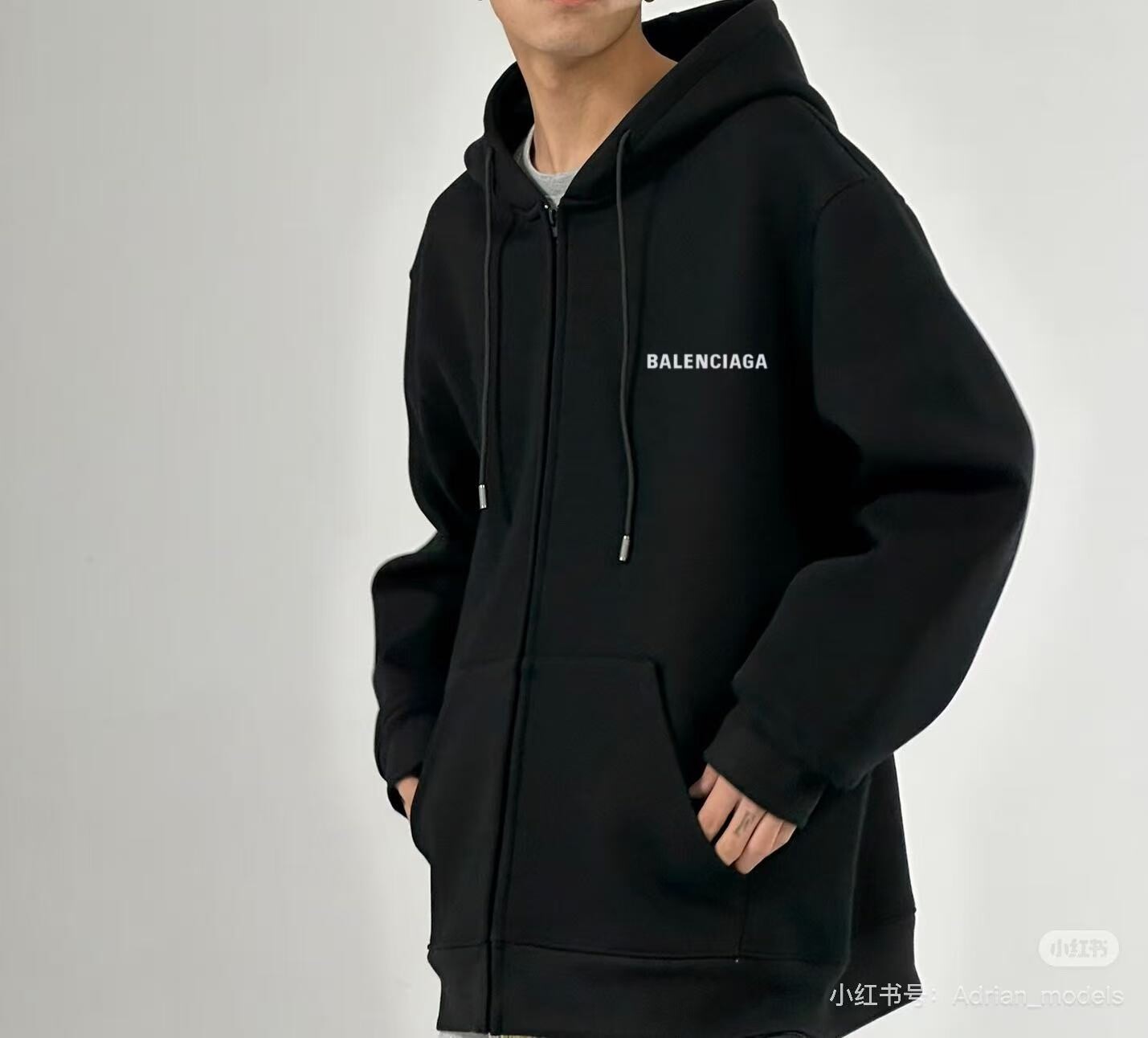 巴黎世家 BALENCIAGA百搭落肩宽卫衣连帽华棉开衫外套】春秋百搭必备时尚单品 ，不起球不掉色，灰色干净有气质 不挑人穿 关键是随便搭配都好看！秋天在里面搭一件白色T恤打底衫 简约又休闲整件用的重磅棉 拿在手里很有分量感 上身满满的高级感颜色：黑色 灰色