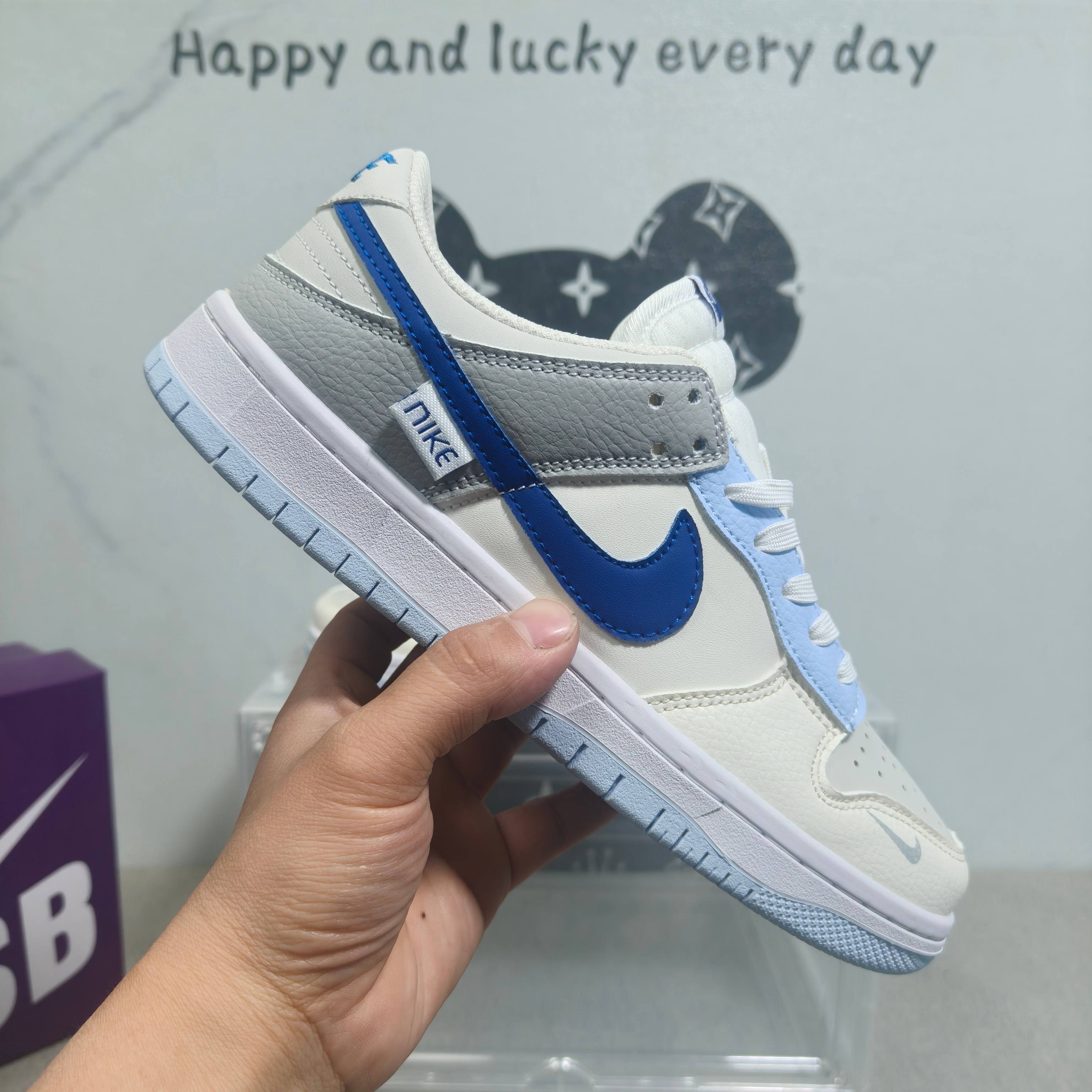  SB Dunk 海盐蓝  36-44码   男女款现货.正确版型 拉帮套楦，真上线，激光下料无毛边，做工细节到位！超迁鞋面，橡胶大底气垫鞋垫，原版开模，鞋底吱吱响，现货实拍！